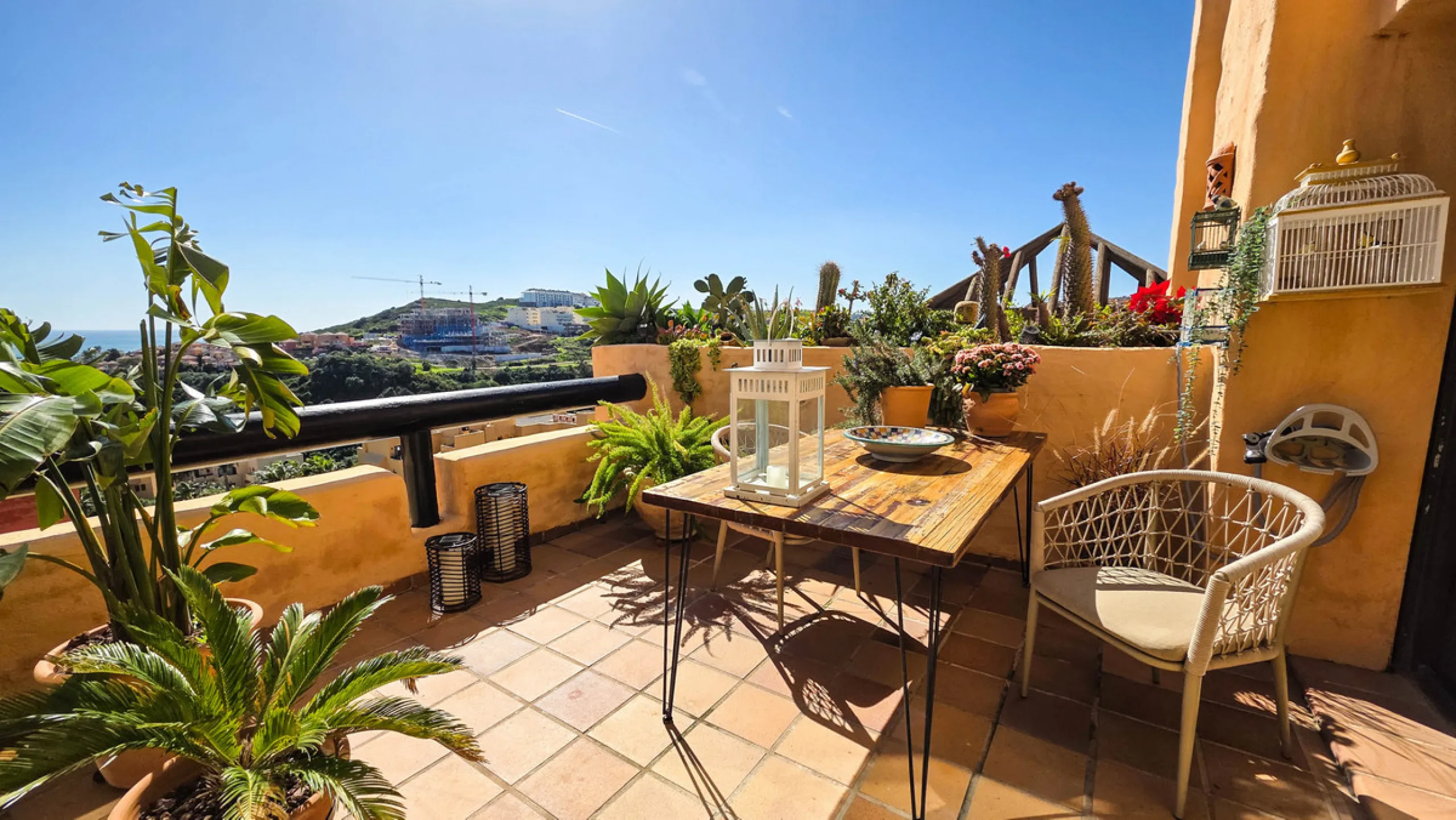 This well-presented corner penthouse in La Duquesa combines generous outdoor space, sea views and a convenient coastal location within walking distance to the beach. Set within a popular residential community, the property offers access to four communal s