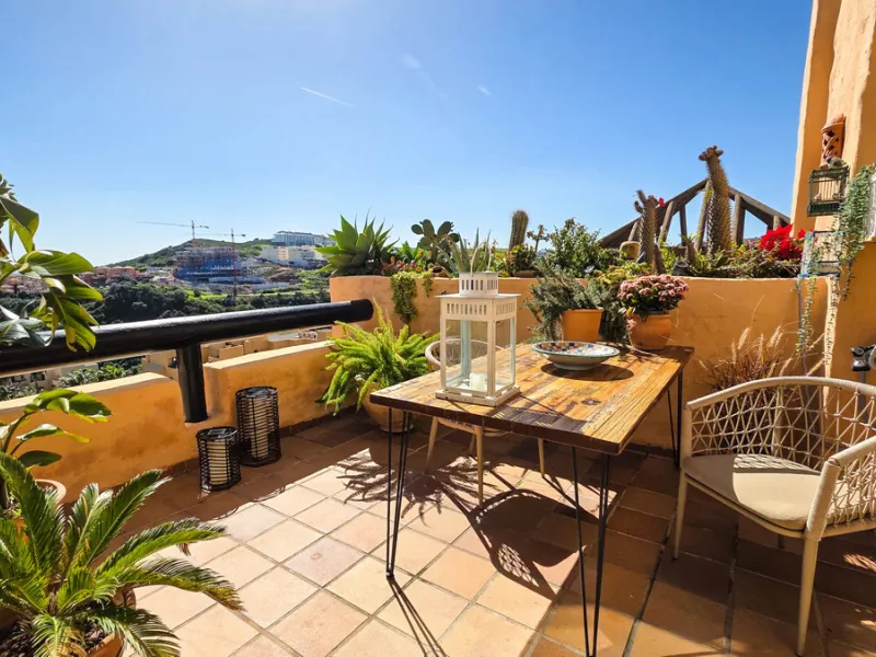 This well-presented corner penthouse in La Duquesa combines generous outdoor space, sea views and a convenient coastal location within walking distance to the beach. Set within a popular residential community, the property offers access to four communal s