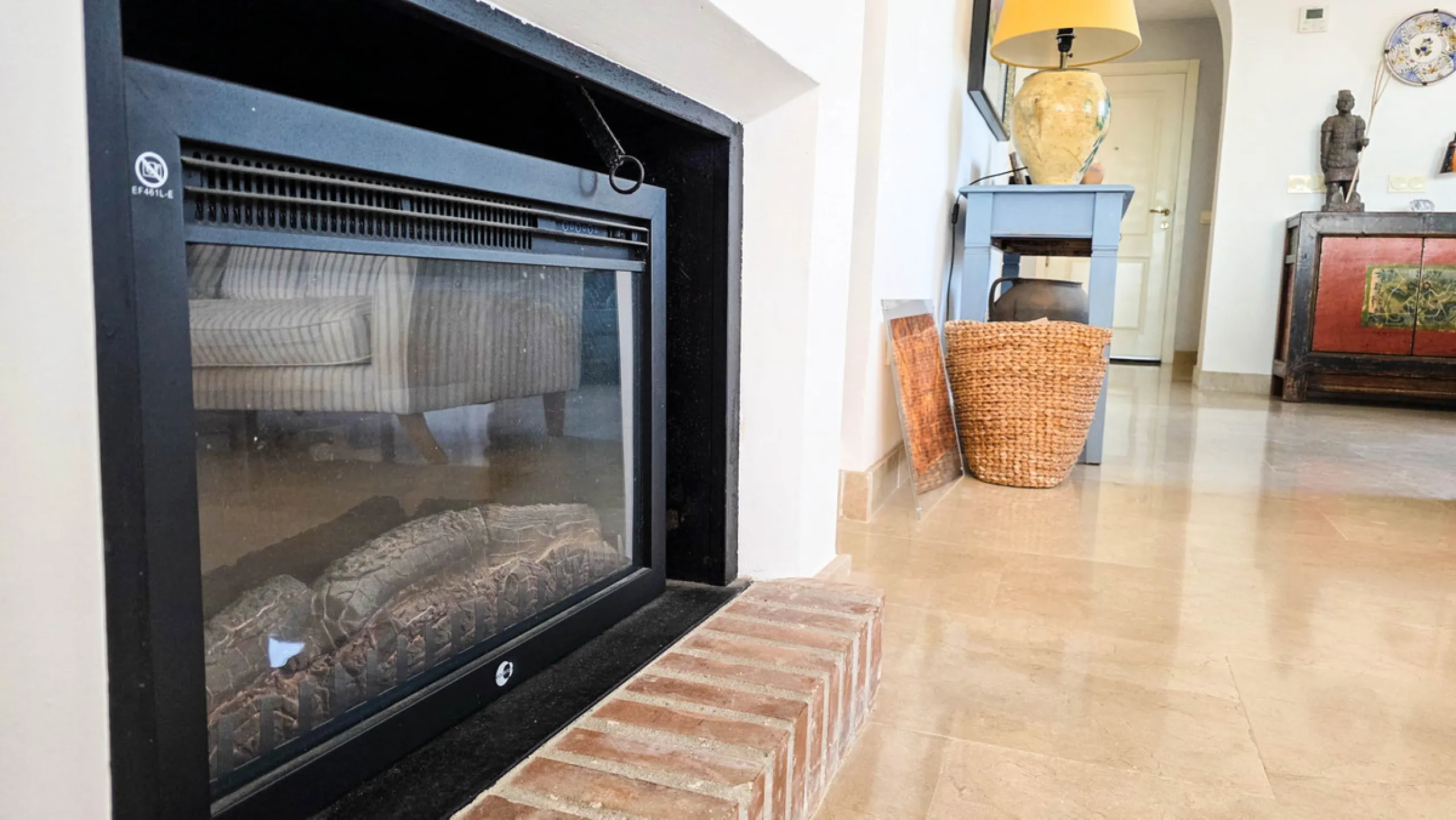 This well-presented corner penthouse in La Duquesa combines generous outdoor space, sea views and a convenient coastal location within walking distance to the beach. Set within a popular residential community, the property offers access to four communal s