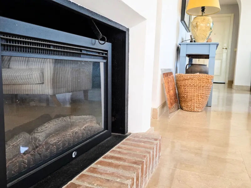 This well-presented corner penthouse in La Duquesa combines generous outdoor space, sea views and a convenient coastal location within walking distance to the beach. Set within a popular residential community, the property offers access to four communal s