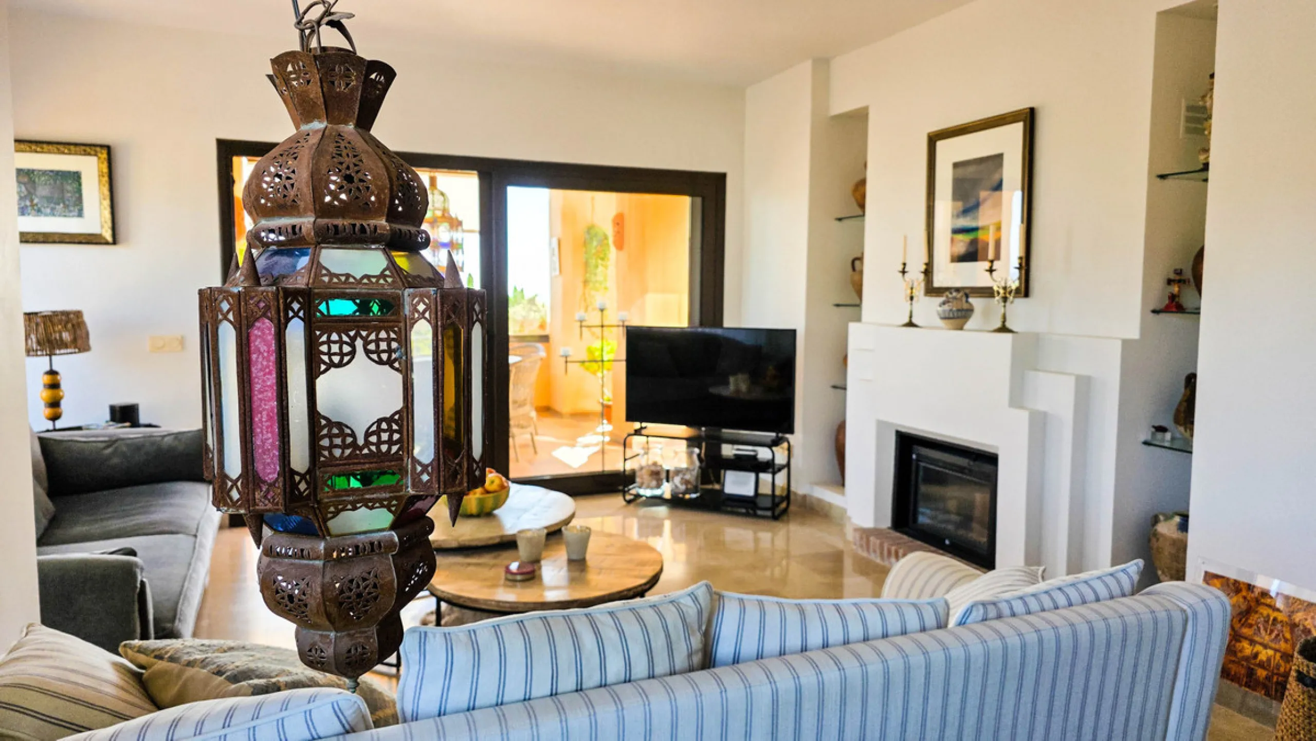 This well-presented corner penthouse in La Duquesa combines generous outdoor space, sea views and a convenient coastal location within walking distance to the beach. Set within a popular residential community, the property offers access to four communal s