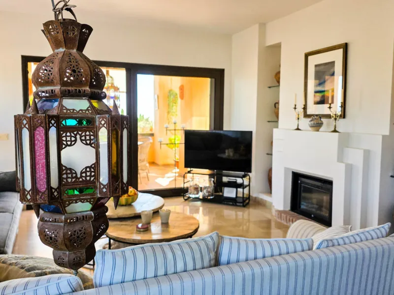 This well-presented corner penthouse in La Duquesa combines generous outdoor space, sea views and a convenient coastal location within walking distance to the beach. Set within a popular residential community, the property offers access to four communal s