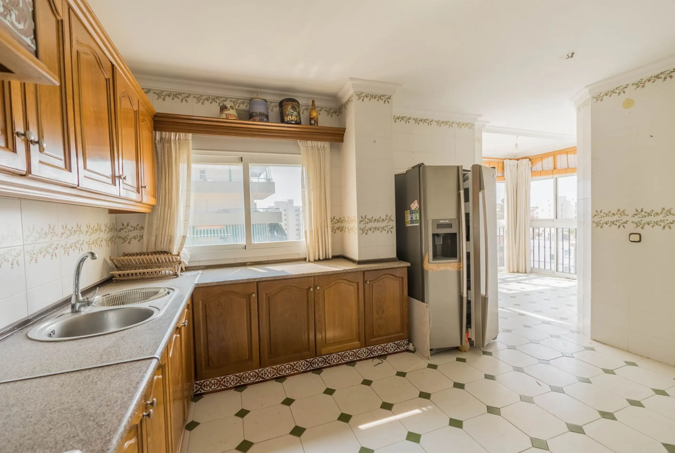 Are you looking for spaciousness, location, and sea views? This exclusive duplex penthouse, located on the seventh floor on Fuengirola's coveted Avenida Ramón y Cajal, has it all.