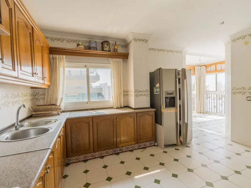 Are you looking for spaciousness, location, and sea views? This exclusive duplex penthouse, located on the seventh floor on Fuengirola's coveted Avenida Ramón y Cajal, has it all.
