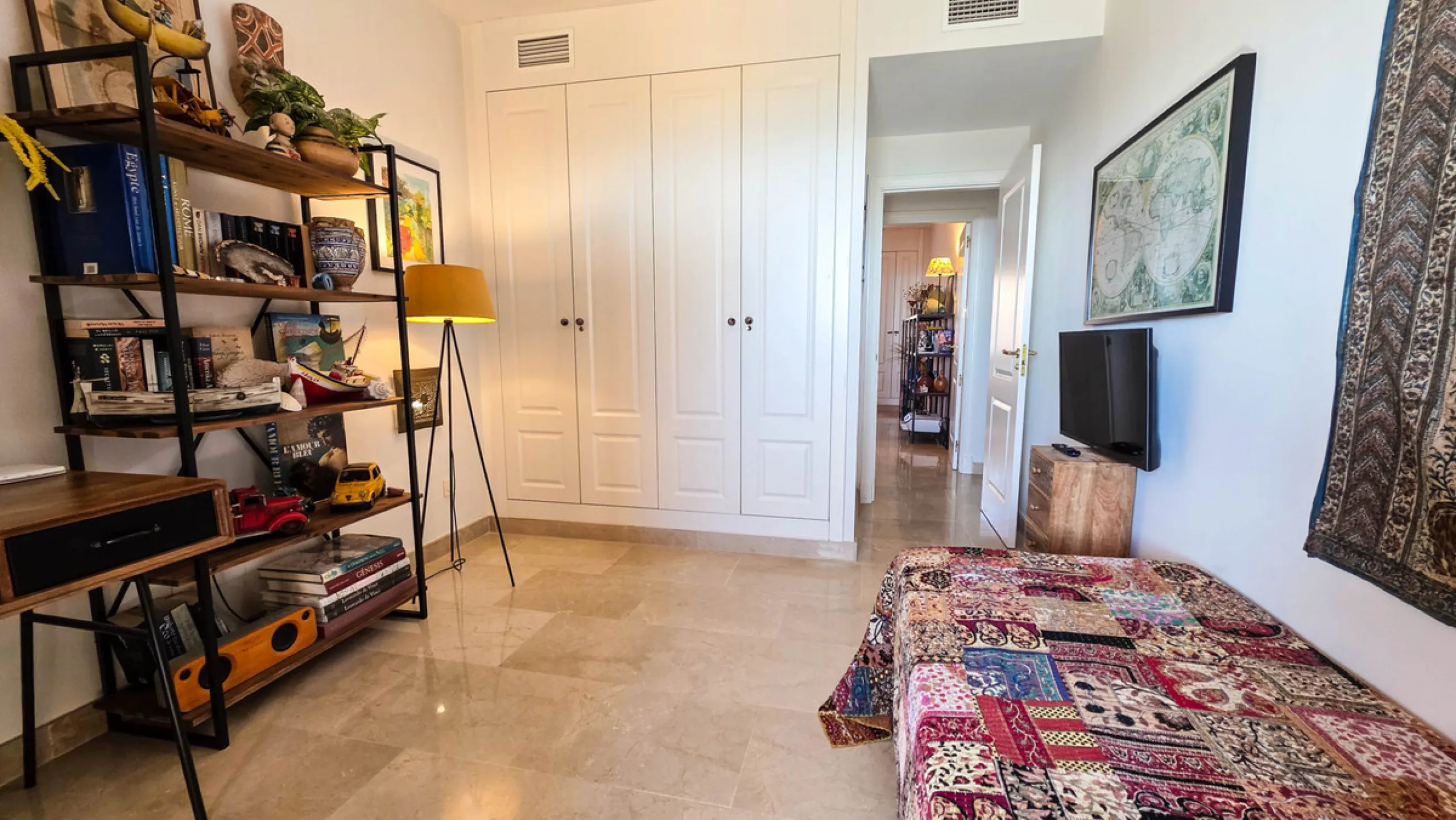 This well-presented corner penthouse in La Duquesa combines generous outdoor space, sea views and a convenient coastal location within walking distance to the beach. Set within a popular residential community, the property offers access to four communal s
