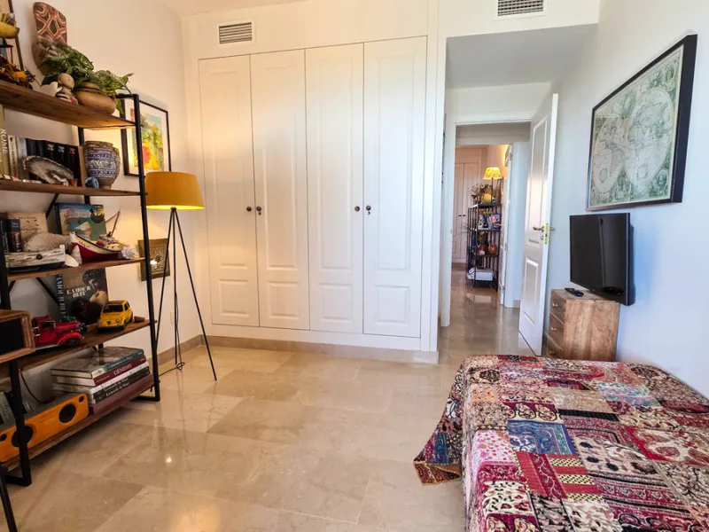 This well-presented corner penthouse in La Duquesa combines generous outdoor space, sea views and a convenient coastal location within walking distance to the beach. Set within a popular residential community, the property offers access to four communal s