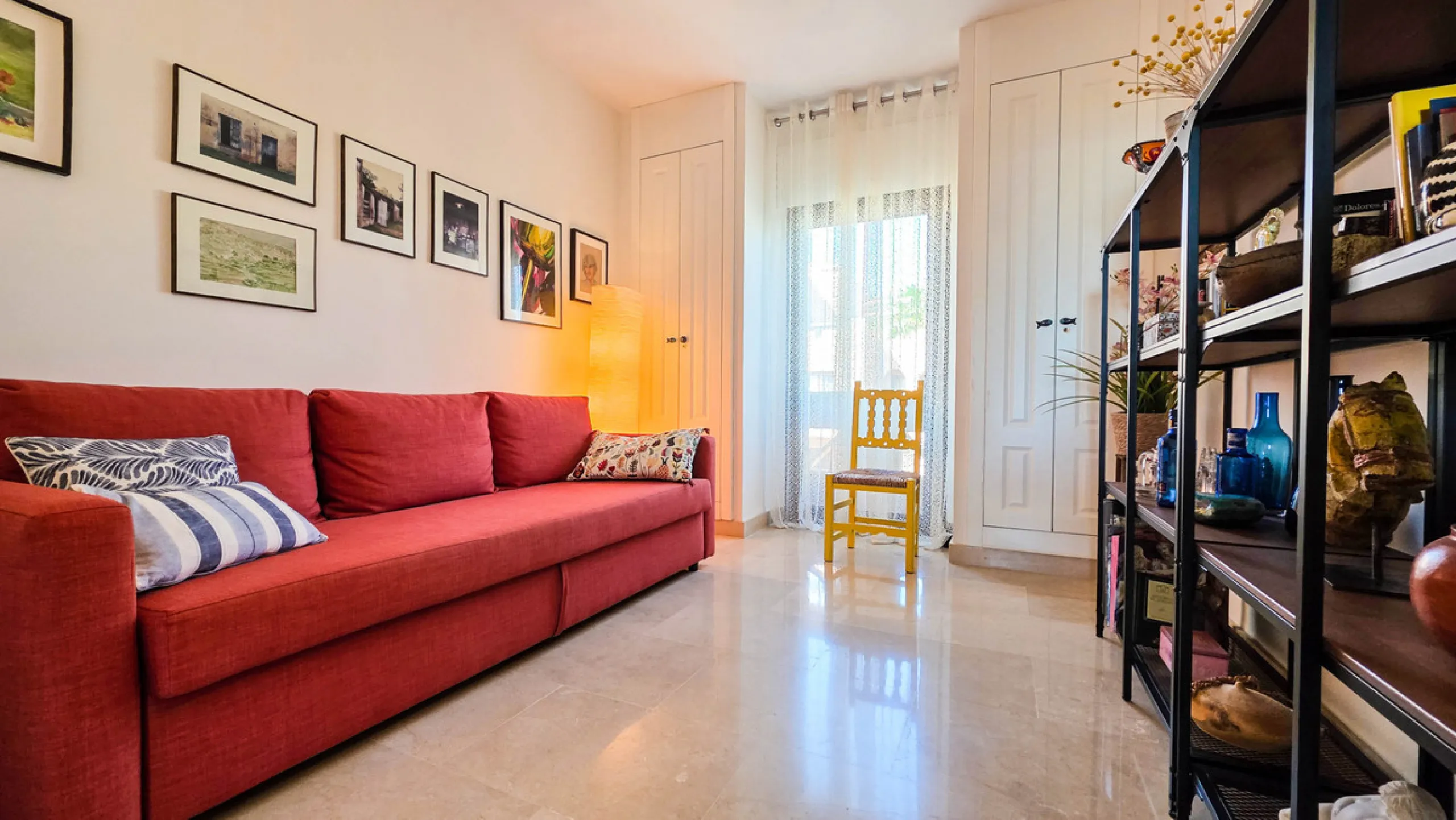 This well-presented corner penthouse in La Duquesa combines generous outdoor space, sea views and a convenient coastal location within walking distance to the beach. Set within a popular residential community, the property offers access to four communal s