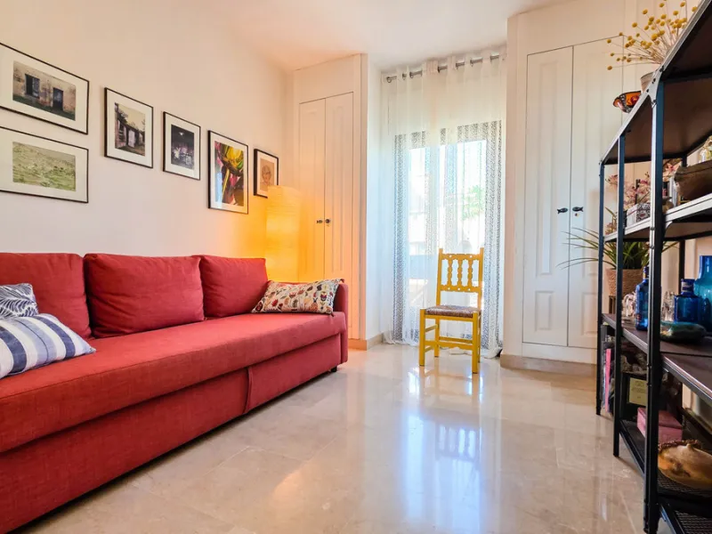 This well-presented corner penthouse in La Duquesa combines generous outdoor space, sea views and a convenient coastal location within walking distance to the beach. Set within a popular residential community, the property offers access to four communal s