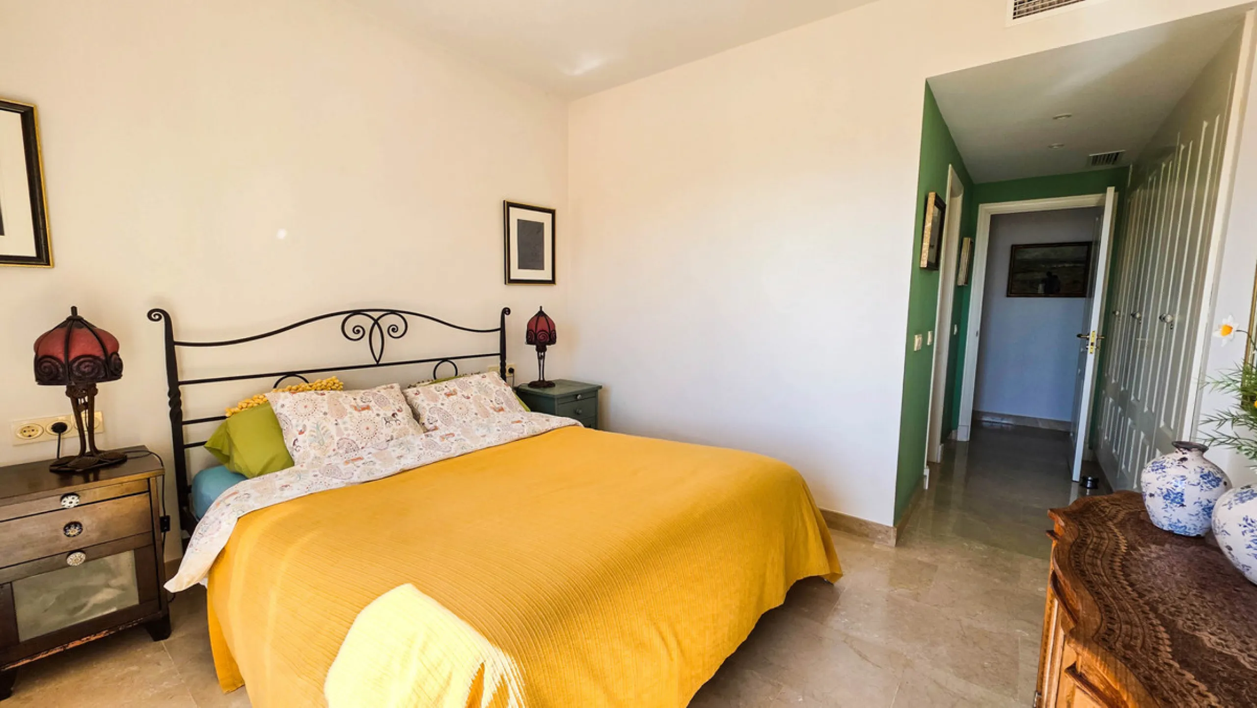 This well-presented corner penthouse in La Duquesa combines generous outdoor space, sea views and a convenient coastal location within walking distance to the beach. Set within a popular residential community, the property offers access to four communal s