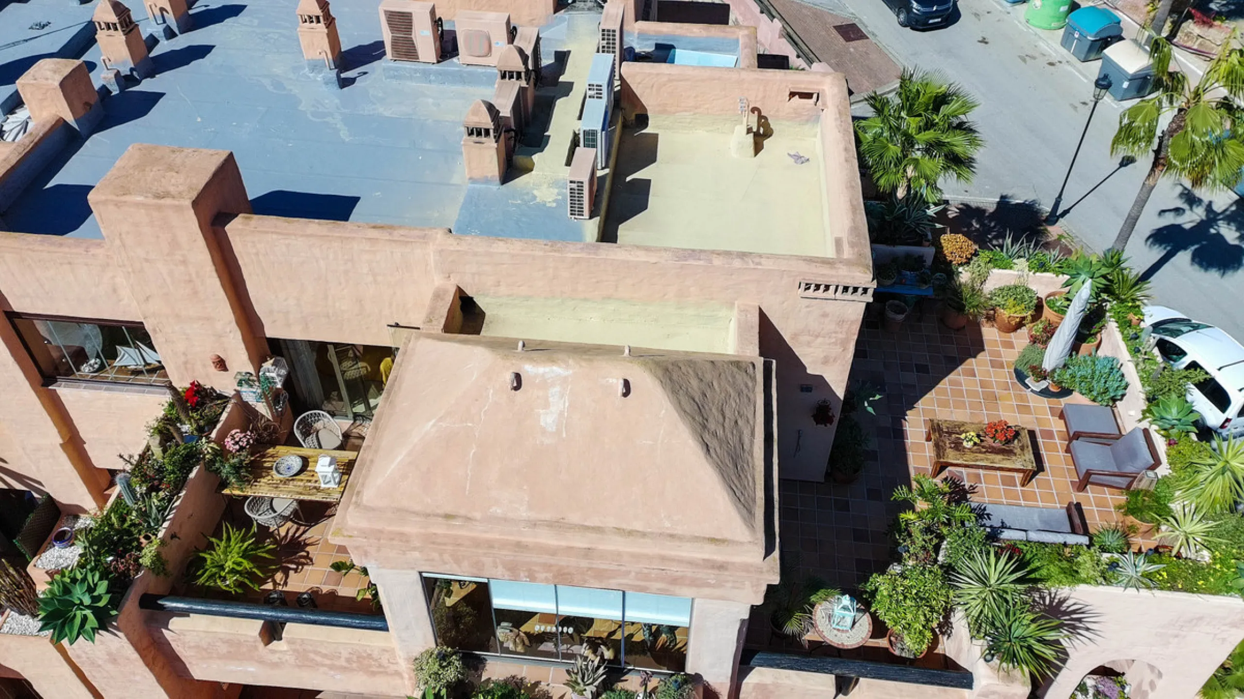 This well-presented corner penthouse in La Duquesa combines generous outdoor space, sea views and a convenient coastal location within walking distance to the beach. Set within a popular residential community, the property offers access to four communal s