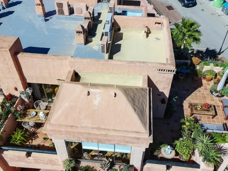 This well-presented corner penthouse in La Duquesa combines generous outdoor space, sea views and a convenient coastal location within walking distance to the beach. Set within a popular residential community, the property offers access to four communal s