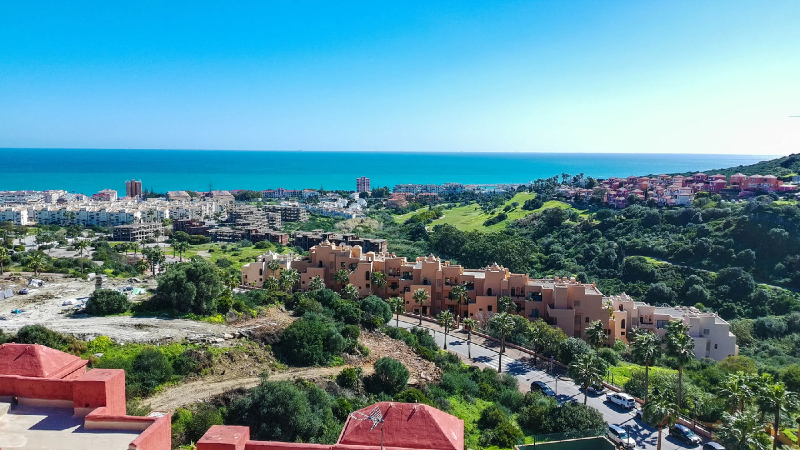 This well-presented corner penthouse in La Duquesa combines generous outdoor space, sea views and a convenient coastal location within walking distance to the beach. Set within a popular residential community, the property offers access to four communal s