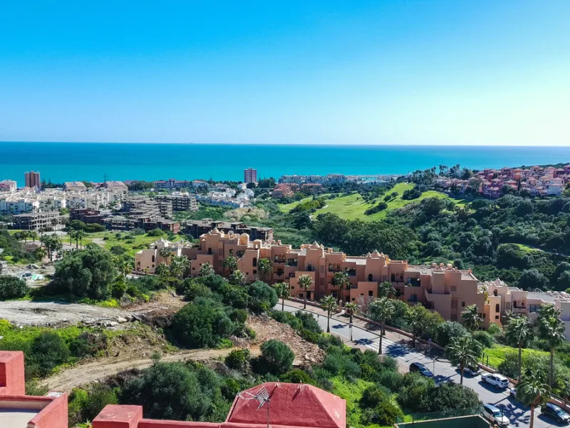 This well-presented corner penthouse in La Duquesa combines generous outdoor space, sea views and a convenient coastal location within walking distance to the beach. Set within a popular residential community, the property offers access to four communal s