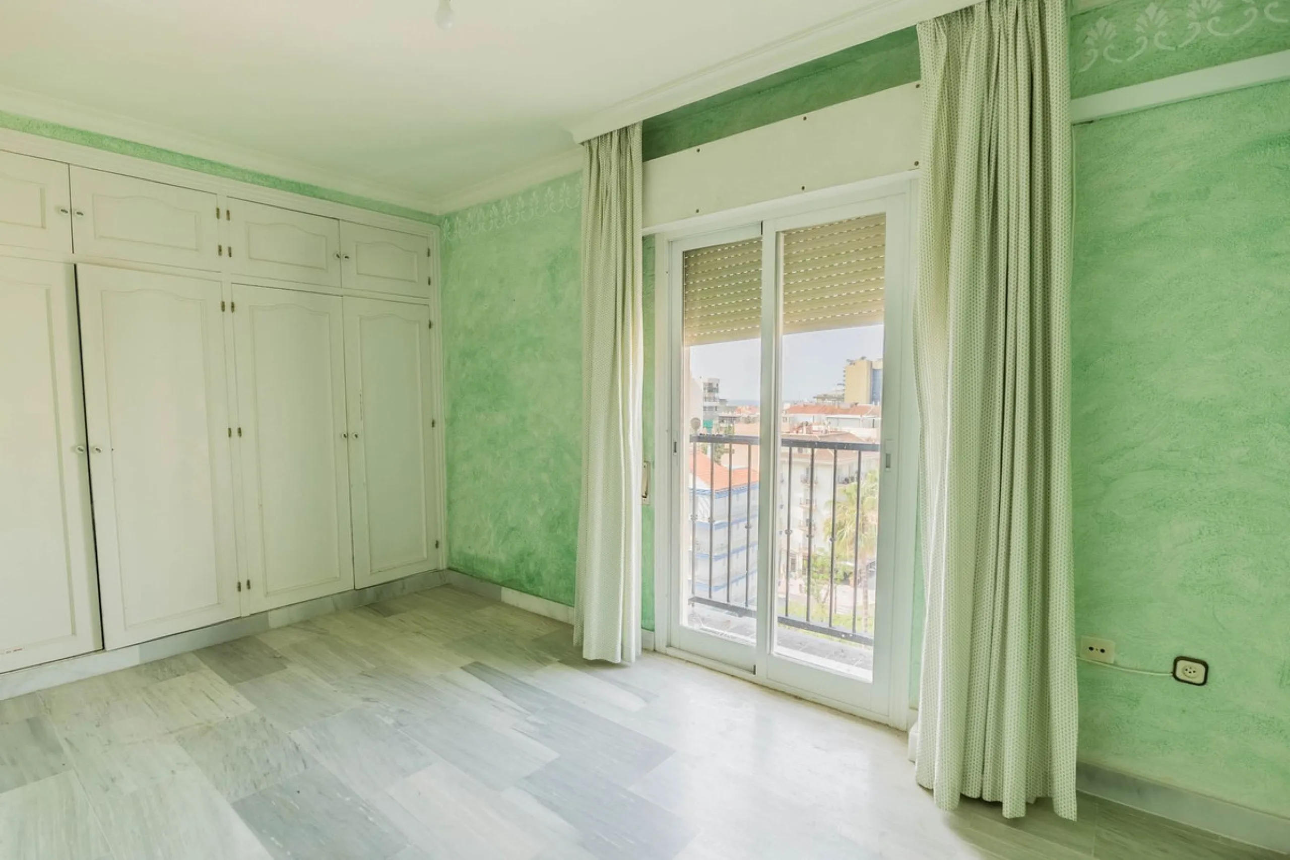 Are you looking for spaciousness, location, and sea views? This exclusive duplex penthouse, located on the seventh floor on Fuengirola's coveted Avenida Ramón y Cajal, has it all.
