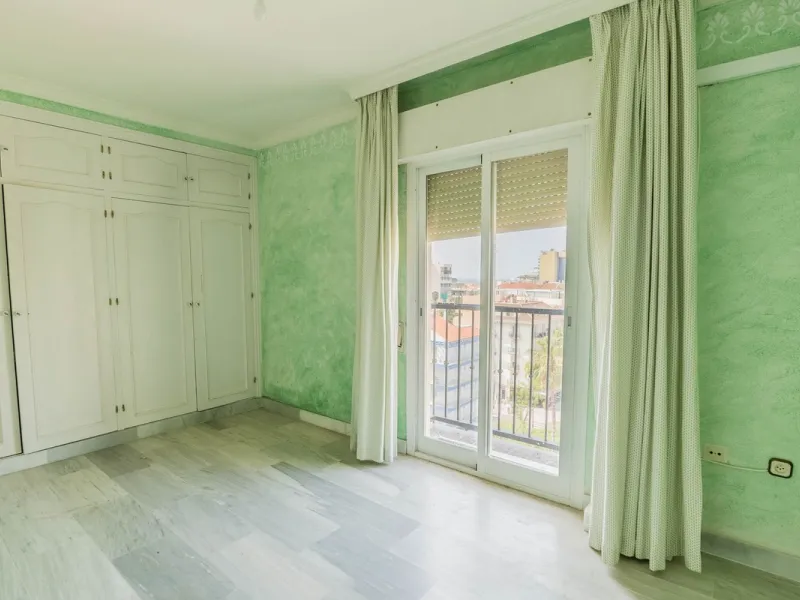 Are you looking for spaciousness, location, and sea views? This exclusive duplex penthouse, located on the seventh floor on Fuengirola's coveted Avenida Ramón y Cajal, has it all.