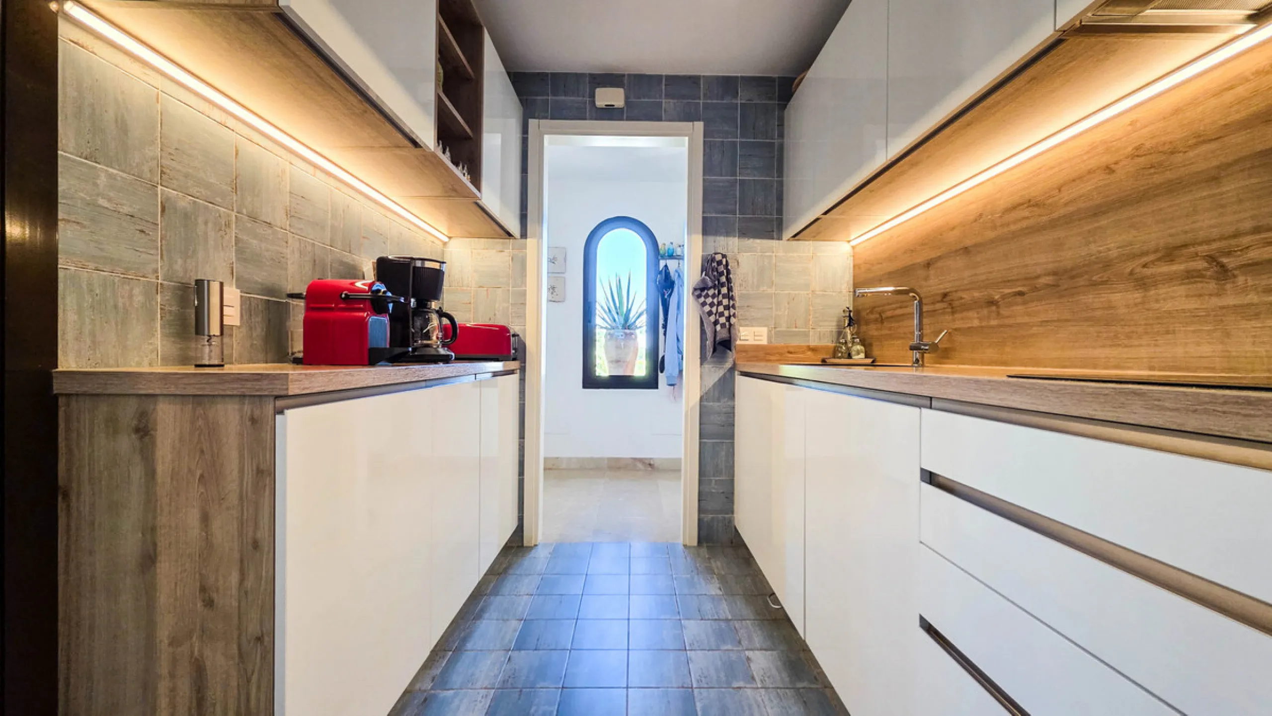 This well-presented corner penthouse in La Duquesa combines generous outdoor space, sea views and a convenient coastal location within walking distance to the beach. Set within a popular residential community, the property offers access to four communal s