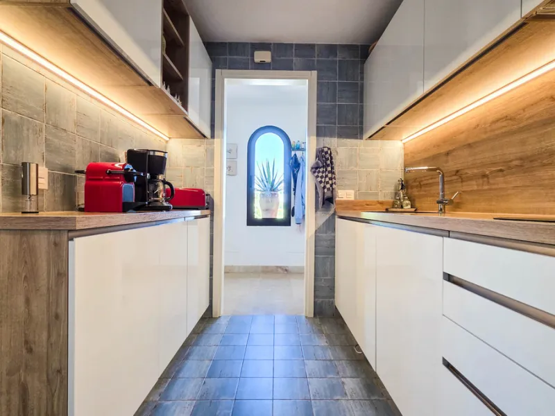 This well-presented corner penthouse in La Duquesa combines generous outdoor space, sea views and a convenient coastal location within walking distance to the beach. Set within a popular residential community, the property offers access to four communal s