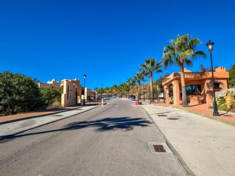 This well-presented corner penthouse in La Duquesa combines generous outdoor space, sea views and a convenient coastal location within walking distance to the beach. Set within a popular residential community, the property offers access to four communal s