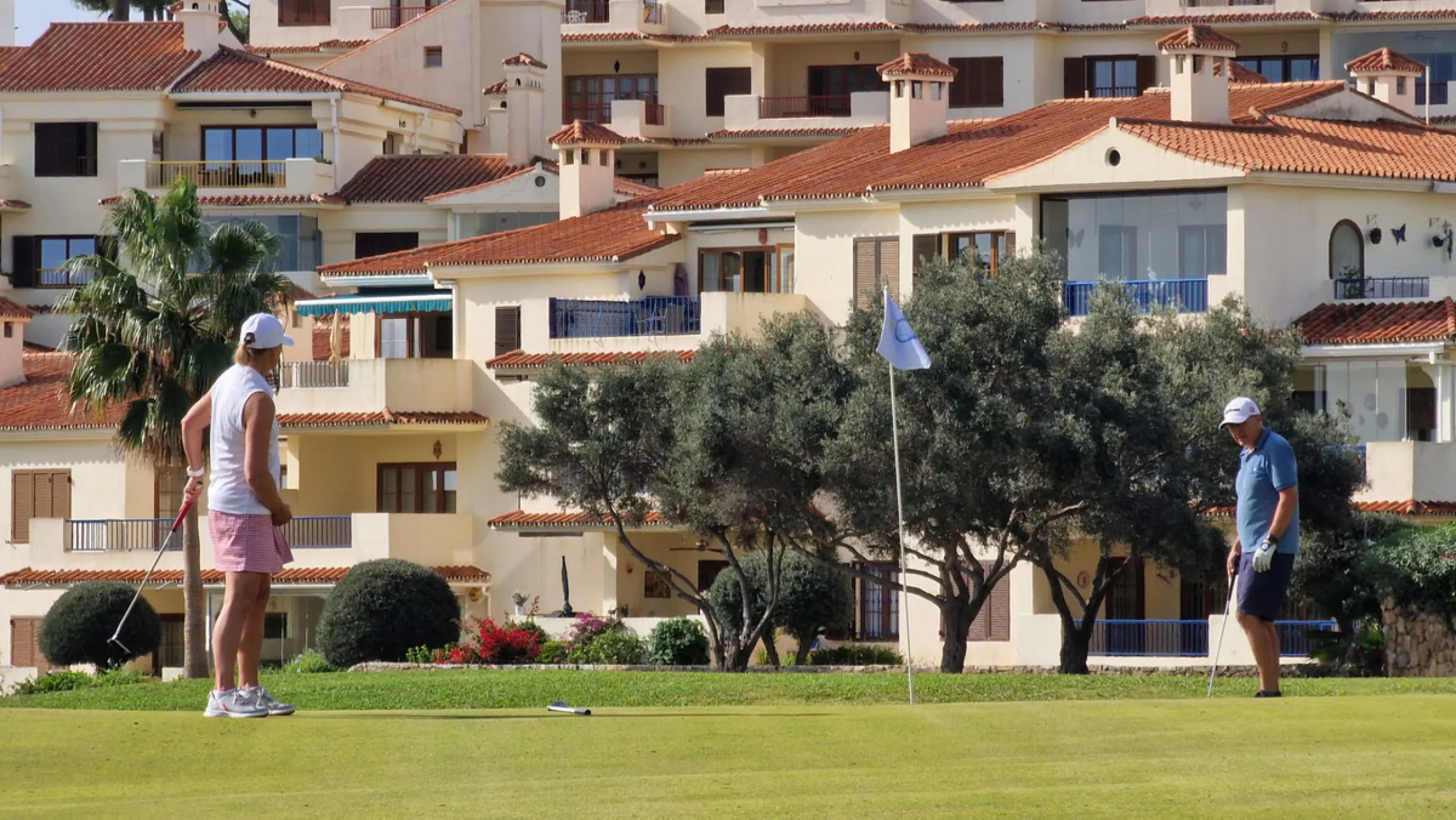 This well-presented corner penthouse in La Duquesa combines generous outdoor space, sea views and a convenient coastal location within walking distance to the beach. Set within a popular residential community, the property offers access to four communal s