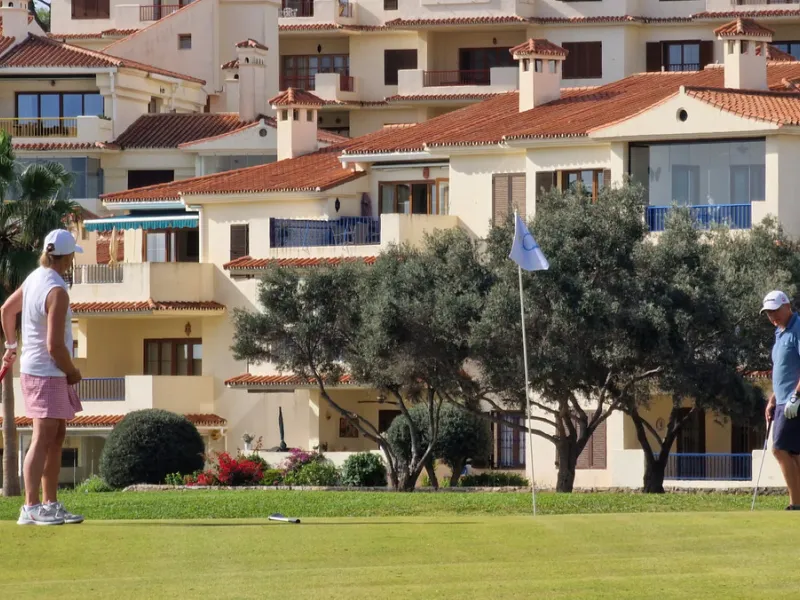 This well-presented corner penthouse in La Duquesa combines generous outdoor space, sea views and a convenient coastal location within walking distance to the beach. Set within a popular residential community, the property offers access to four communal s