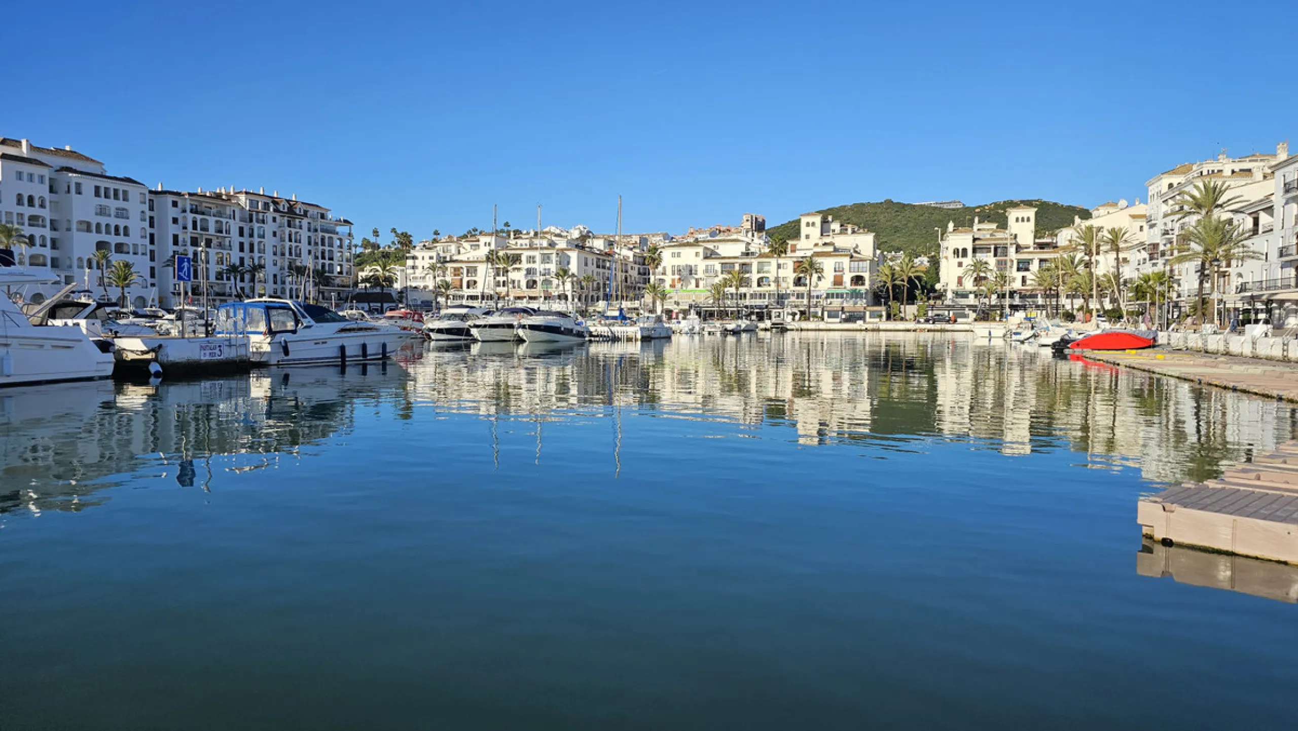 This well-presented corner penthouse in La Duquesa combines generous outdoor space, sea views and a convenient coastal location within walking distance to the beach. Set within a popular residential community, the property offers access to four communal s