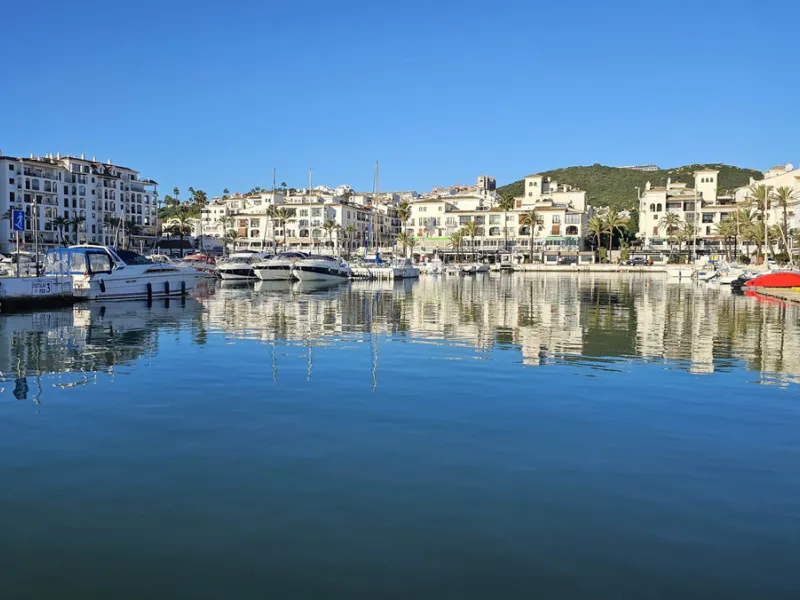 This well-presented corner penthouse in La Duquesa combines generous outdoor space, sea views and a convenient coastal location within walking distance to the beach. Set within a popular residential community, the property offers access to four communal s