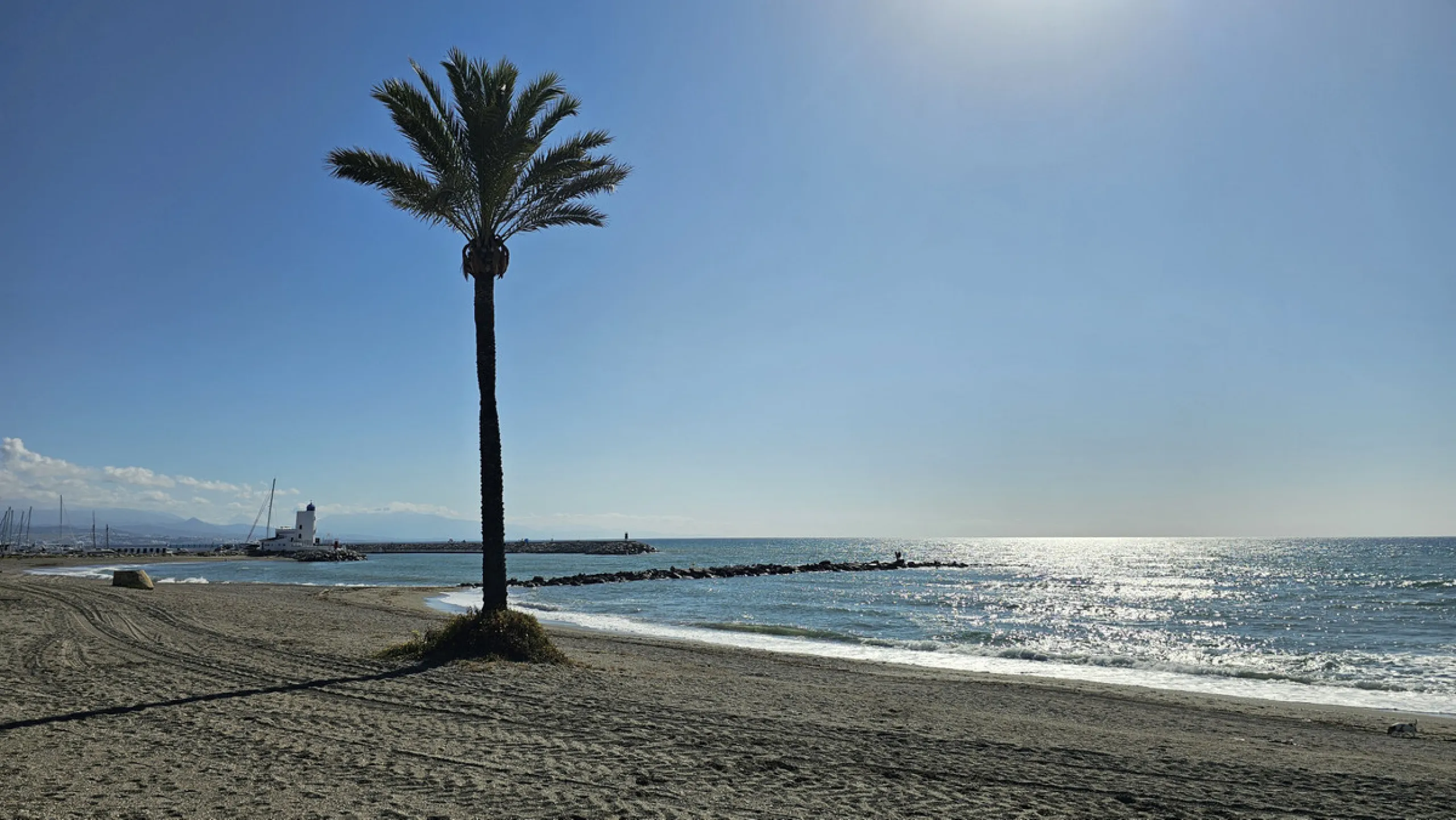 This well-presented corner penthouse in La Duquesa combines generous outdoor space, sea views and a convenient coastal location within walking distance to the beach. Set within a popular residential community, the property offers access to four communal s