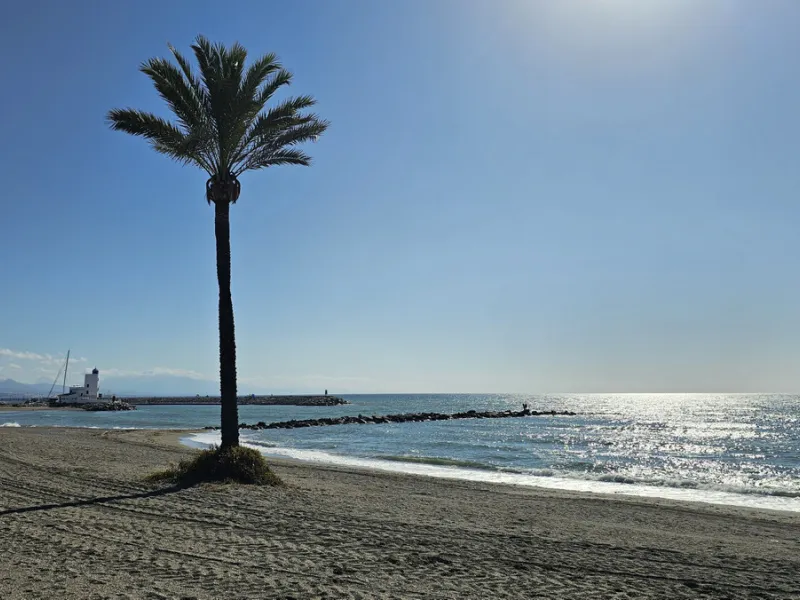 This well-presented corner penthouse in La Duquesa combines generous outdoor space, sea views and a convenient coastal location within walking distance to the beach. Set within a popular residential community, the property offers access to four communal s