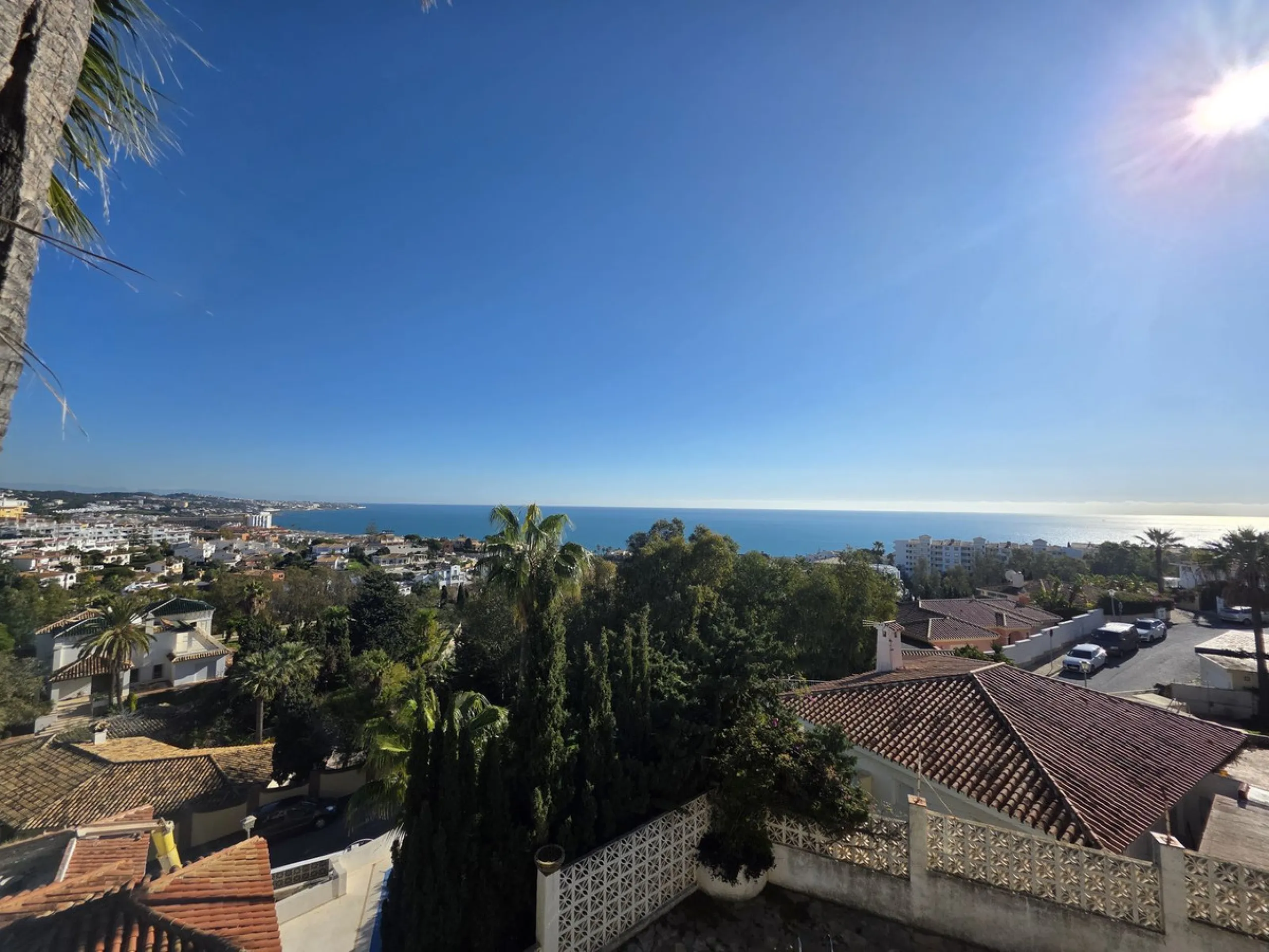 Great opportunity to reform a villa with a private garden and spectacular sea views over the coast and views over to the famous village of La Cala de Mijas! The villa offers a total built of 370m2, currently with five bedrooms, three bathrooms, one toilet