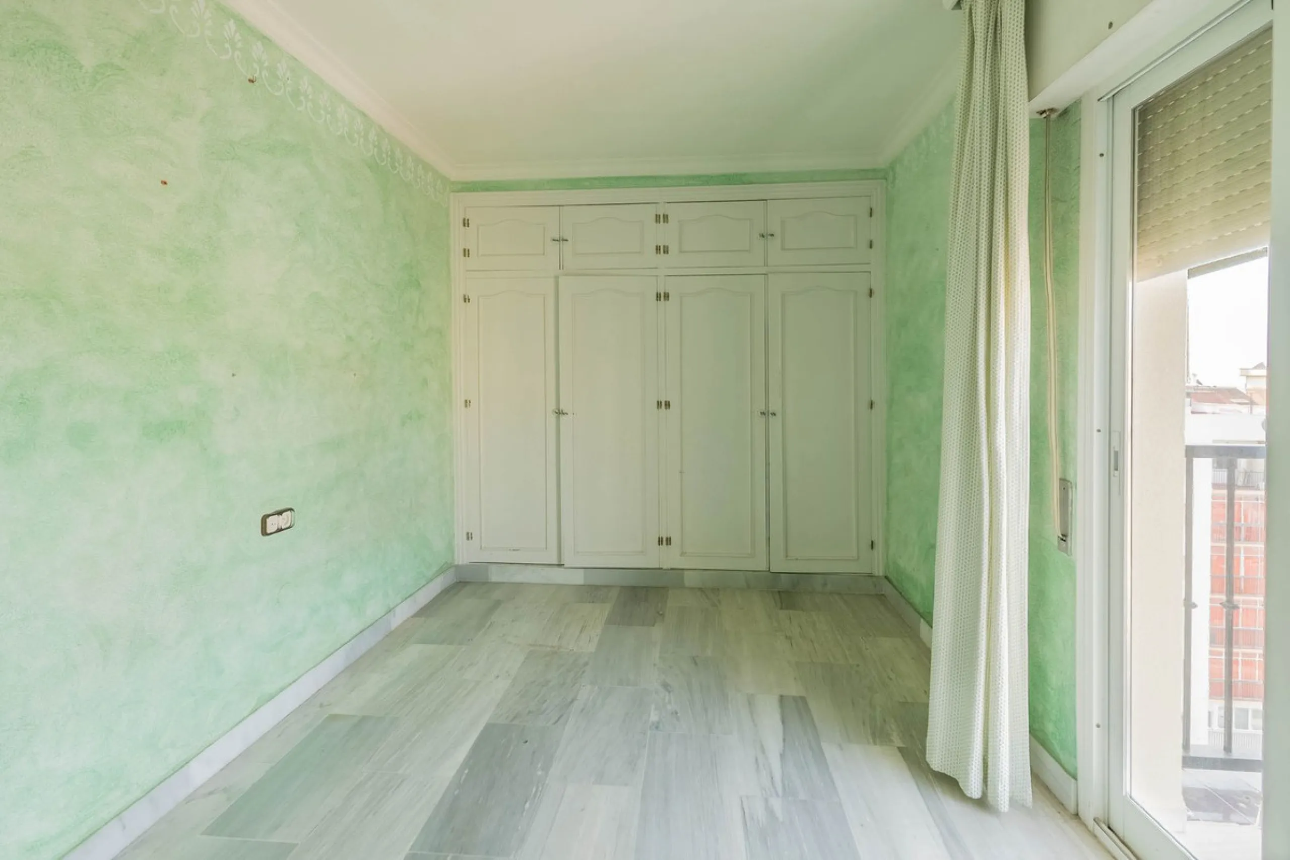 Are you looking for spaciousness, location, and sea views? This exclusive duplex penthouse, located on the seventh floor on Fuengirola's coveted Avenida Ramón y Cajal, has it all.