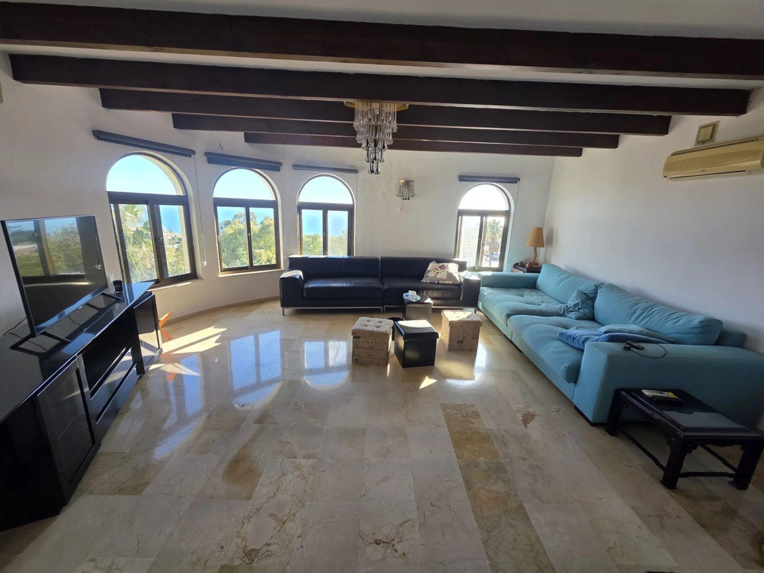 Great opportunity to reform a villa with a private garden and spectacular sea views over the coast and views over to the famous village of La Cala de Mijas! The villa offers a total built of 370m2, currently with five bedrooms, three bathrooms, one toilet