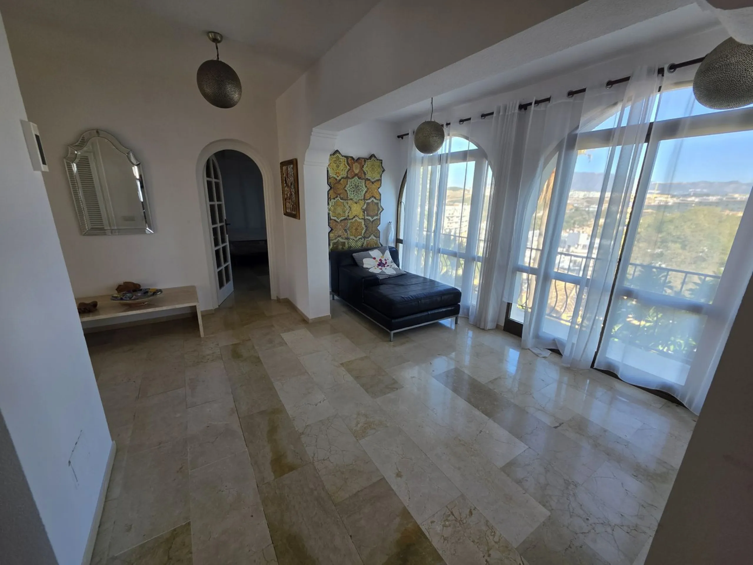Great opportunity to reform a villa with a private garden and spectacular sea views over the coast and views over to the famous village of La Cala de Mijas! The villa offers a total built of 370m2, currently with five bedrooms, three bathrooms, one toilet