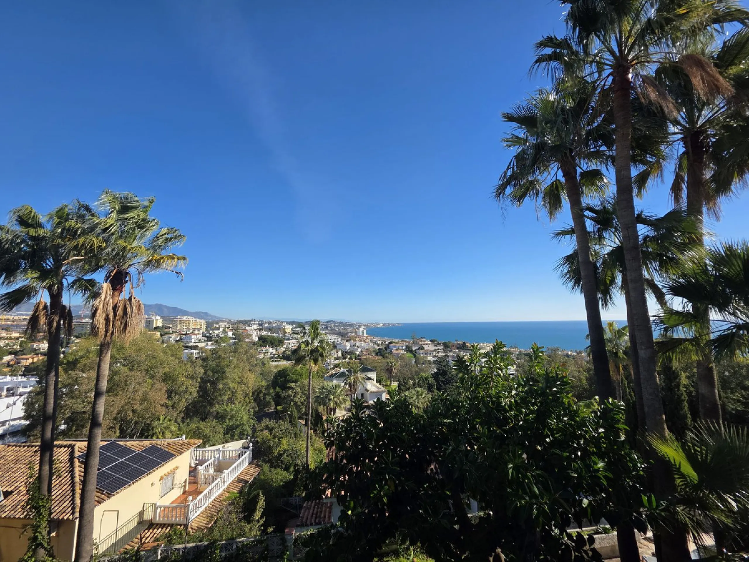 Great opportunity to reform a villa with a private garden and spectacular sea views over the coast and views over to the famous village of La Cala de Mijas! The villa offers a total built of 370m2, currently with five bedrooms, three bathrooms, one toilet