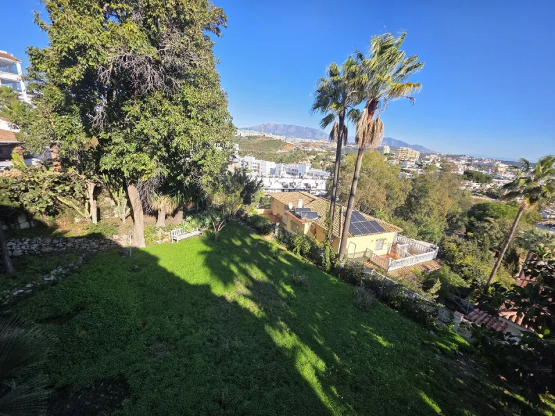 Great opportunity to reform a villa with a private garden and spectacular sea views over the coast and views over to the famous village of La Cala de Mijas! The villa offers a total built of 370m2, currently with five bedrooms, three bathrooms, one toilet