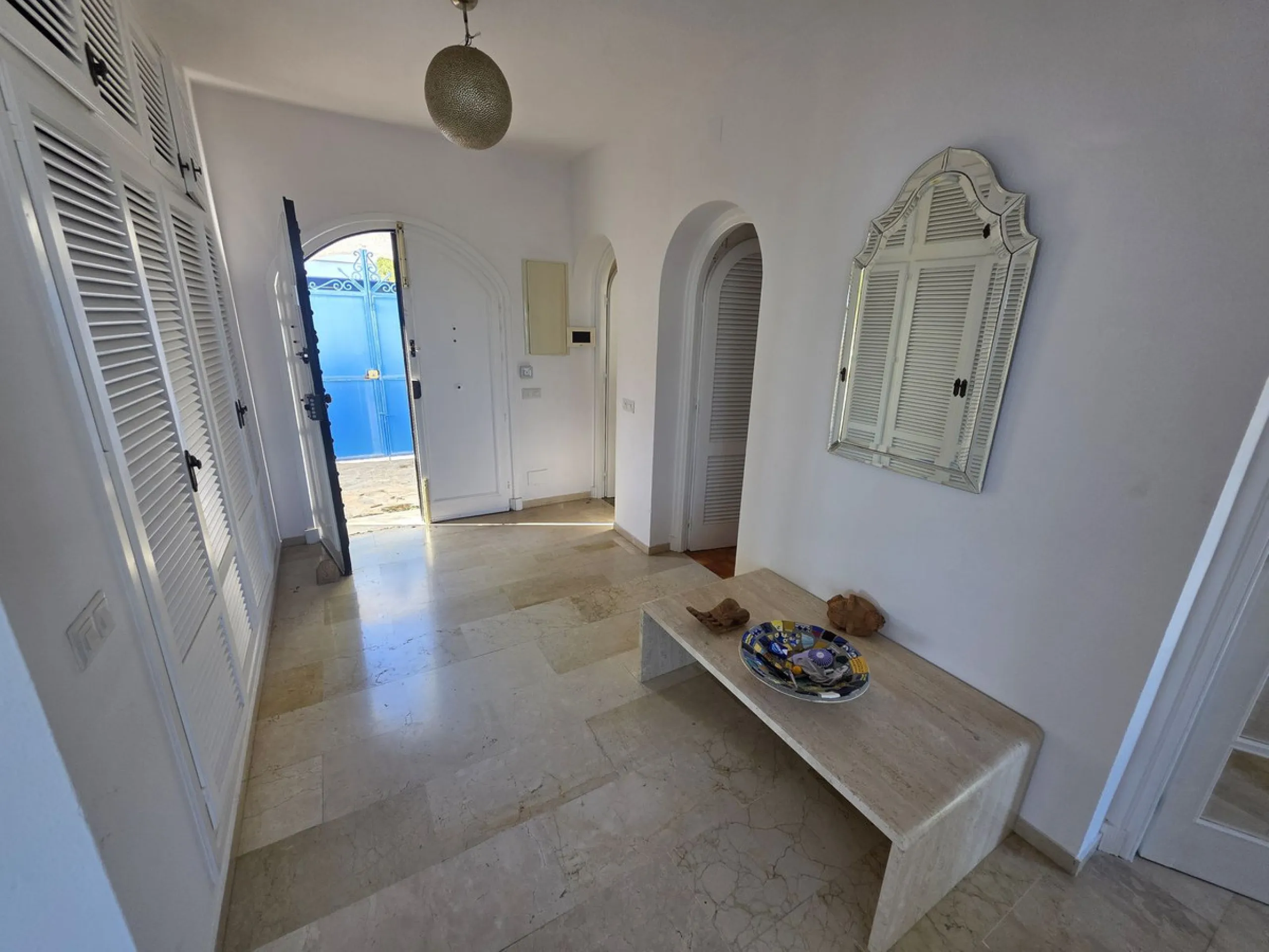 Great opportunity to reform a villa with a private garden and spectacular sea views over the coast and views over to the famous village of La Cala de Mijas! The villa offers a total built of 370m2, currently with five bedrooms, three bathrooms, one toilet