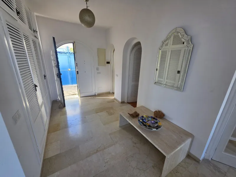 Great opportunity to reform a villa with a private garden and spectacular sea views over the coast and views over to the famous village of La Cala de Mijas! The villa offers a total built of 370m2, currently with five bedrooms, three bathrooms, one toilet