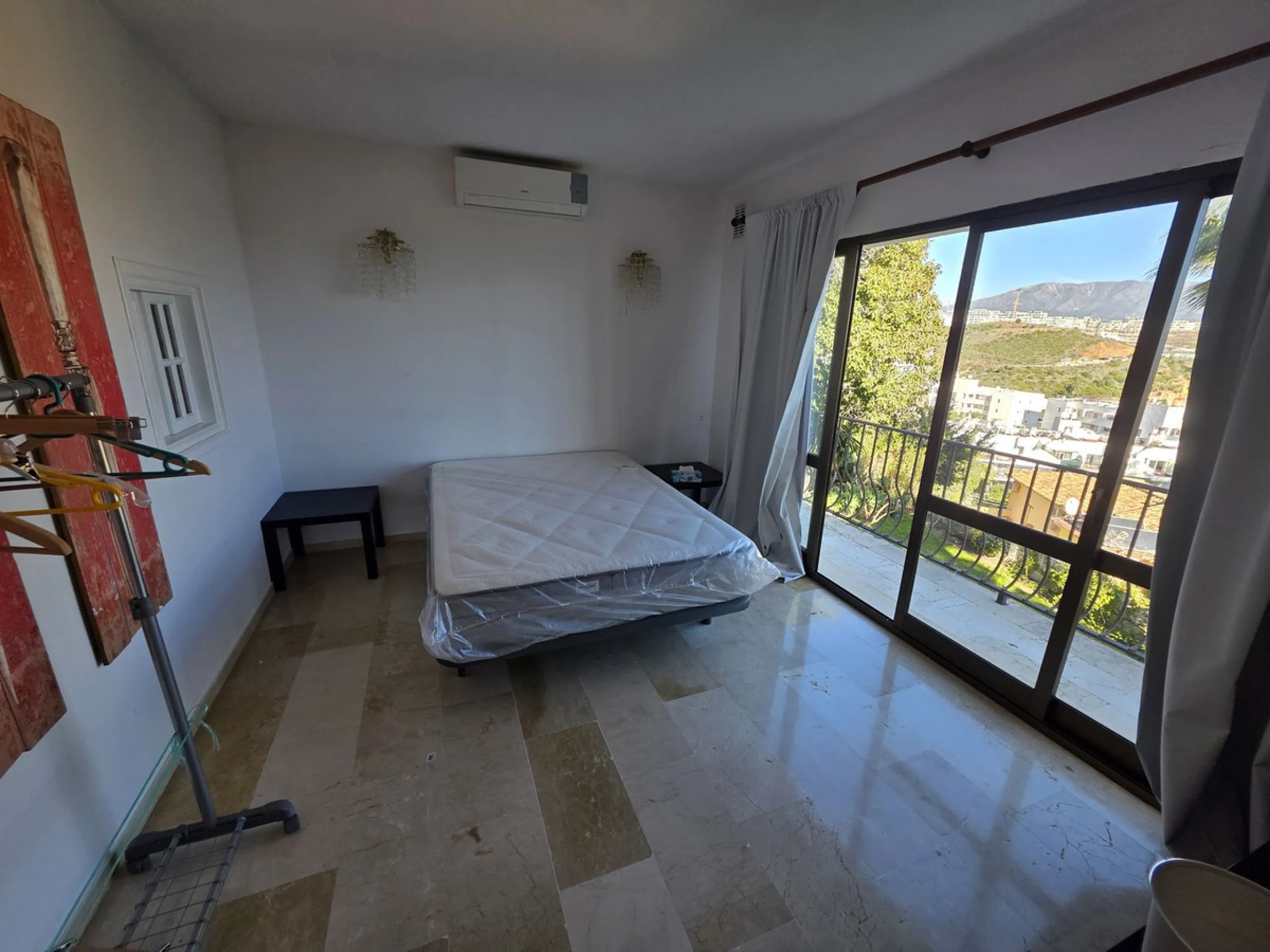 Great opportunity to reform a villa with a private garden and spectacular sea views over the coast and views over to the famous village of La Cala de Mijas! The villa offers a total built of 370m2, currently with five bedrooms, three bathrooms, one toilet