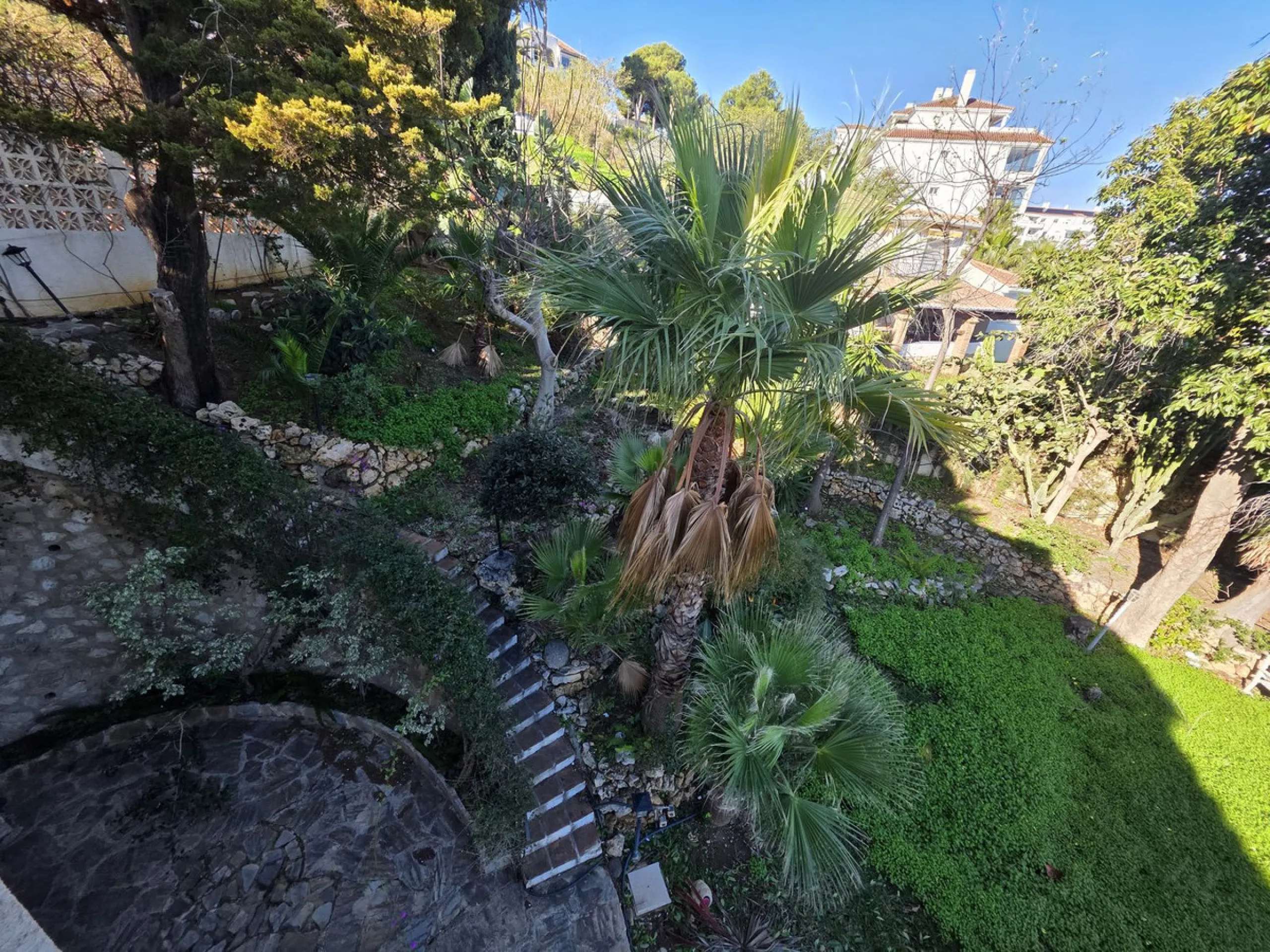 Great opportunity to reform a villa with a private garden and spectacular sea views over the coast and views over to the famous village of La Cala de Mijas! The villa offers a total built of 370m2, currently with five bedrooms, three bathrooms, one toilet