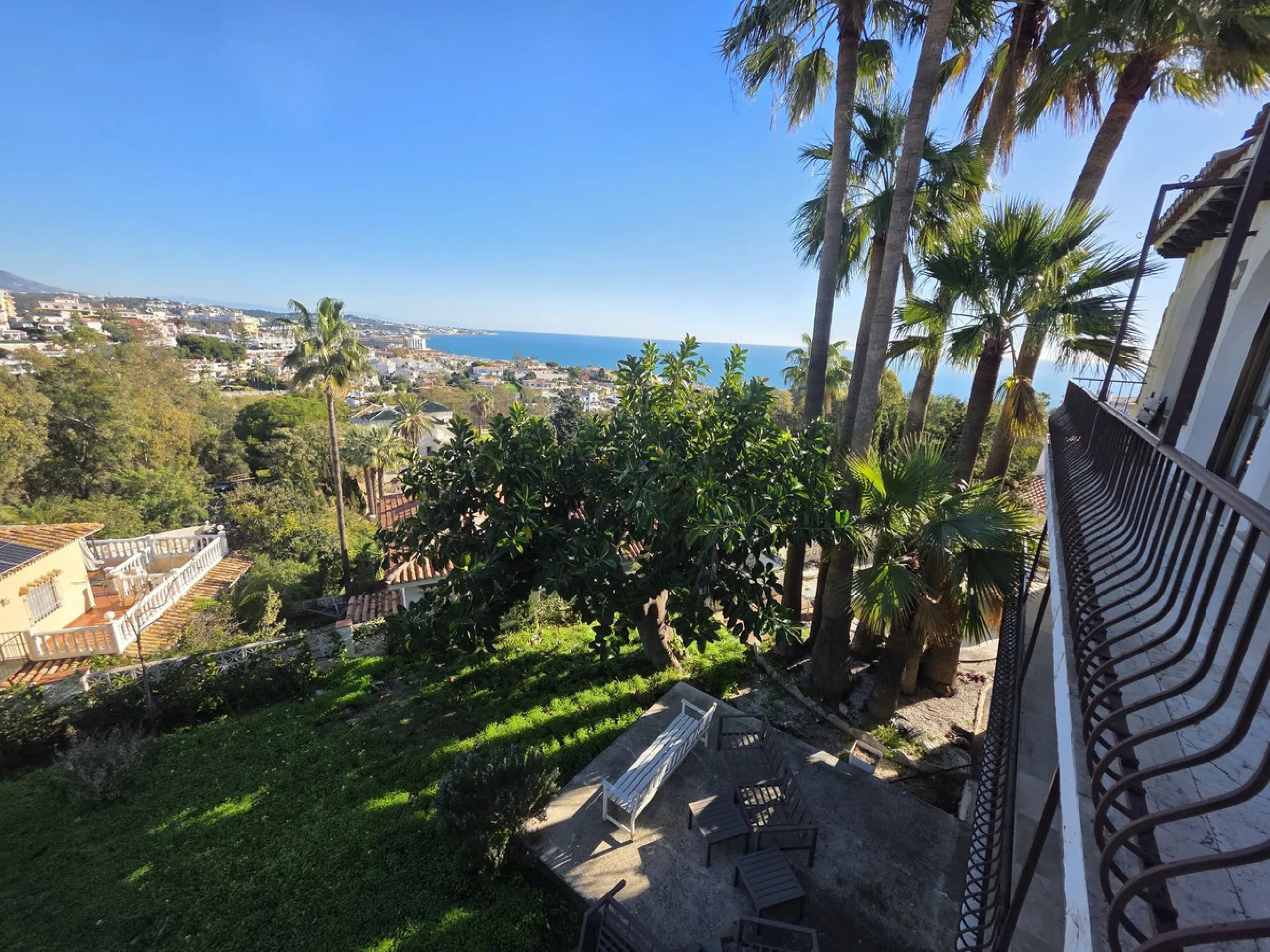 Great opportunity to reform a villa with a private garden and spectacular sea views over the coast and views over to the famous village of La Cala de Mijas! The villa offers a total built of 370m2, currently with five bedrooms, three bathrooms, one toilet