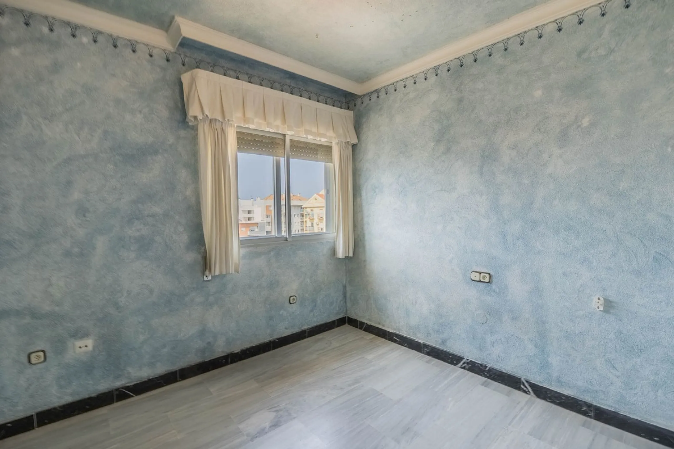 Are you looking for spaciousness, location, and sea views? This exclusive duplex penthouse, located on the seventh floor on Fuengirola's coveted Avenida Ramón y Cajal, has it all.