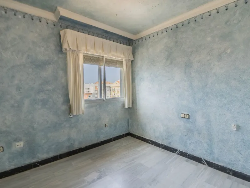 Are you looking for spaciousness, location, and sea views? This exclusive duplex penthouse, located on the seventh floor on Fuengirola's coveted Avenida Ramón y Cajal, has it all.