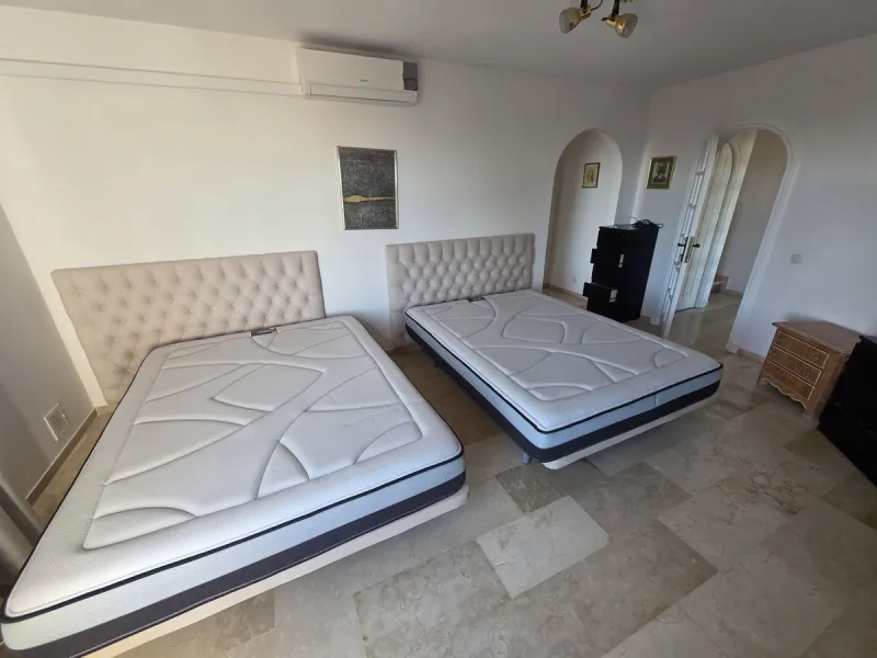 Great opportunity to reform a villa with a private garden and spectacular sea views over the coast and views over to the famous village of La Cala de Mijas! The villa offers a total built of 370m2, currently with five bedrooms, three bathrooms, one toilet