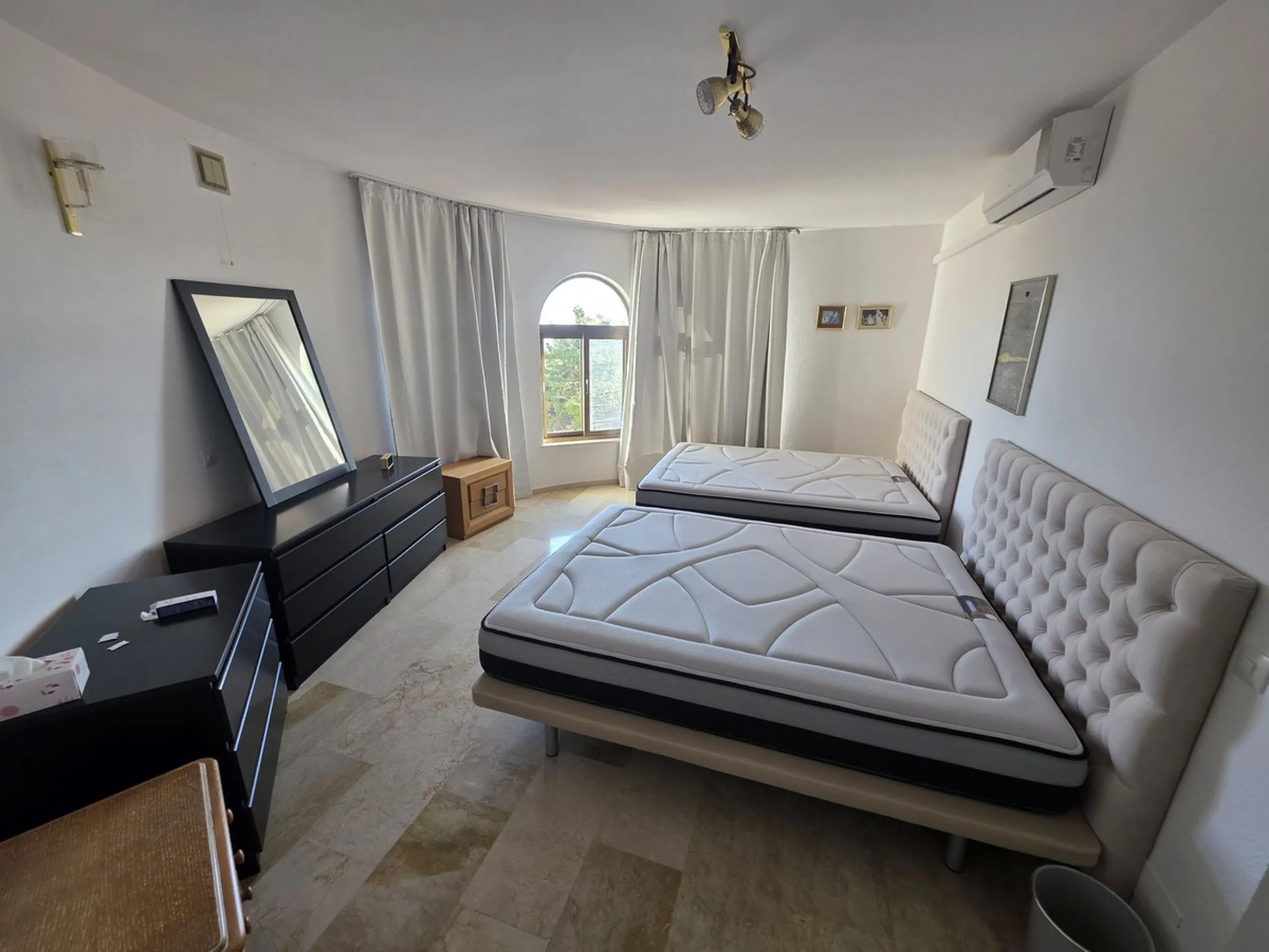 Great opportunity to reform a villa with a private garden and spectacular sea views over the coast and views over to the famous village of La Cala de Mijas! The villa offers a total built of 370m2, currently with five bedrooms, three bathrooms, one toilet