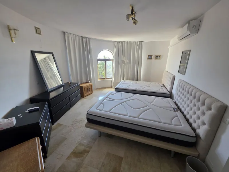 Great opportunity to reform a villa with a private garden and spectacular sea views over the coast and views over to the famous village of La Cala de Mijas! The villa offers a total built of 370m2, currently with five bedrooms, three bathrooms, one toilet