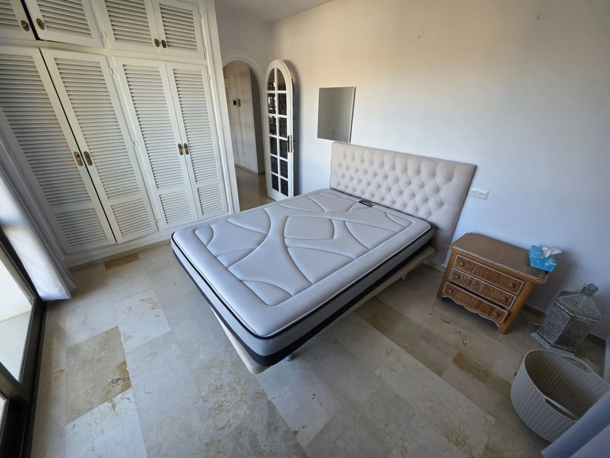 Great opportunity to reform a villa with a private garden and spectacular sea views over the coast and views over to the famous village of La Cala de Mijas! The villa offers a total built of 370m2, currently with five bedrooms, three bathrooms, one toilet