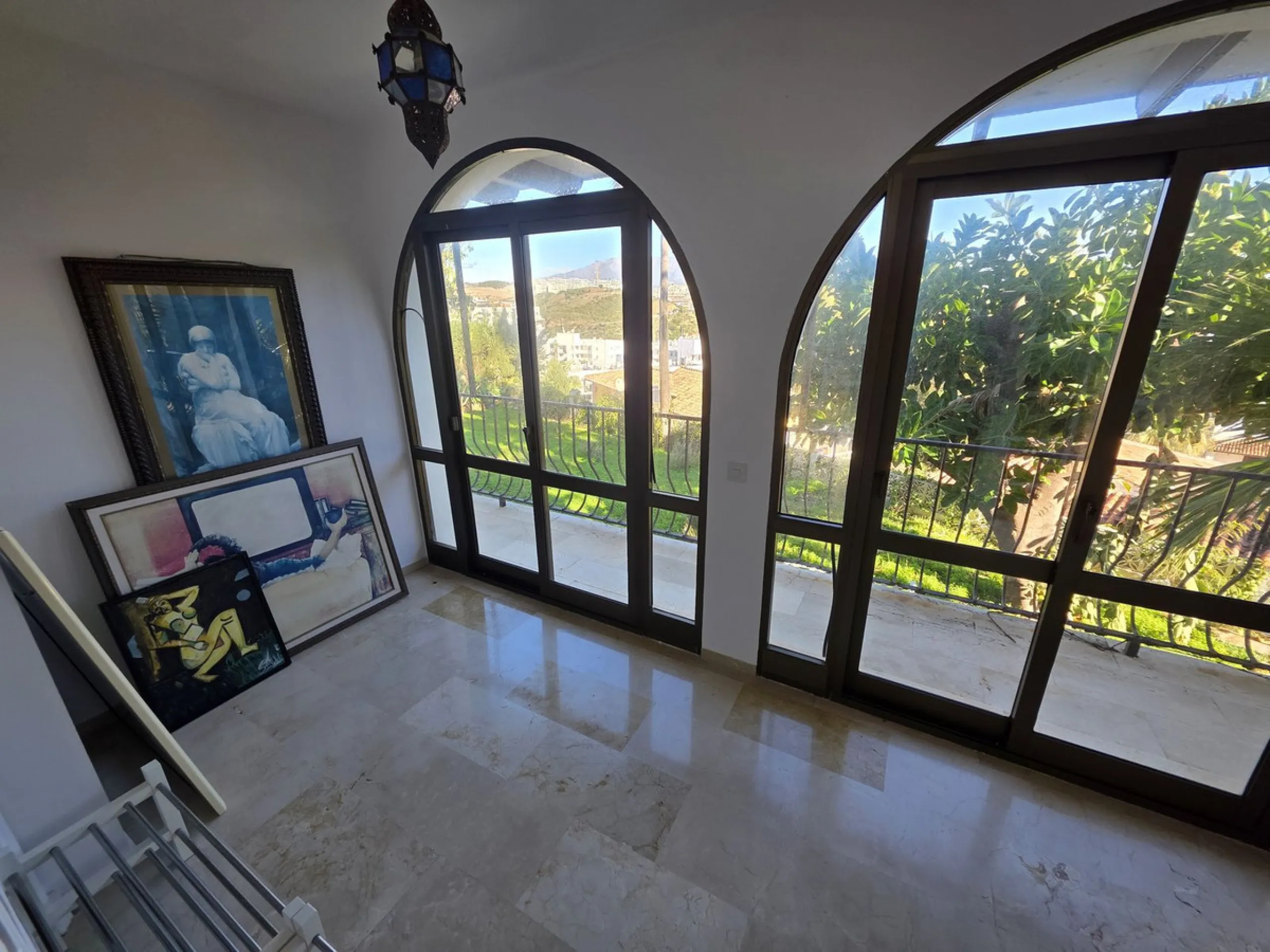 Great opportunity to reform a villa with a private garden and spectacular sea views over the coast and views over to the famous village of La Cala de Mijas! The villa offers a total built of 370m2, currently with five bedrooms, three bathrooms, one toilet