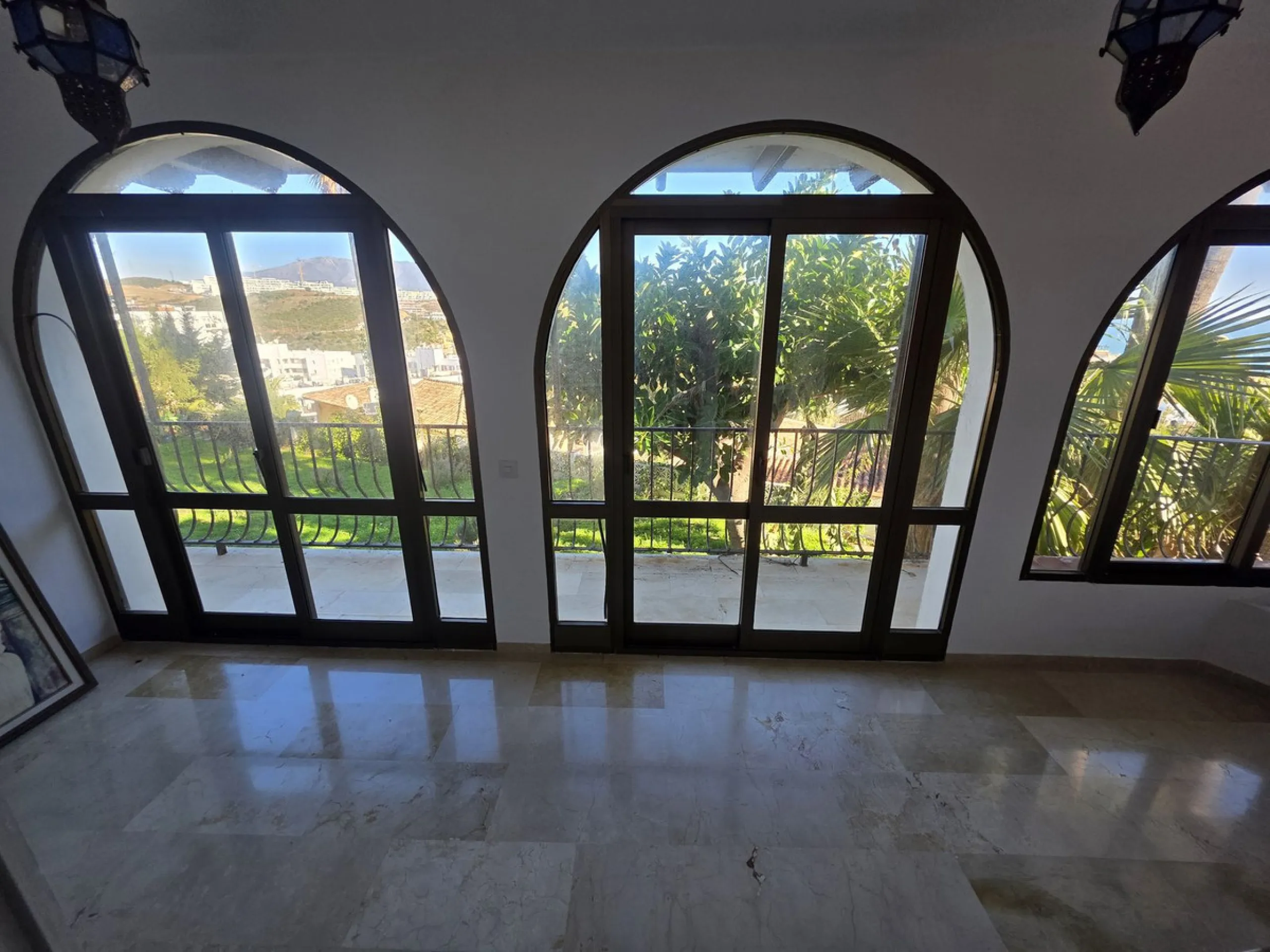 Great opportunity to reform a villa with a private garden and spectacular sea views over the coast and views over to the famous village of La Cala de Mijas! The villa offers a total built of 370m2, currently with five bedrooms, three bathrooms, one toilet