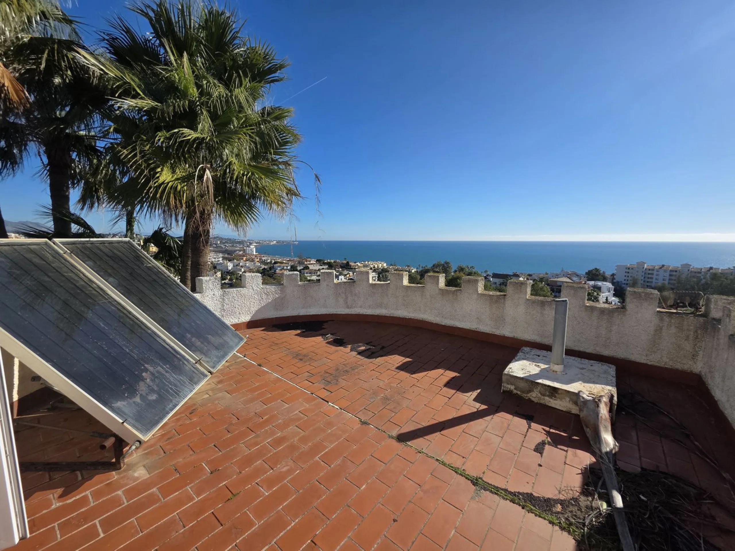 Great opportunity to reform a villa with a private garden and spectacular sea views over the coast and views over to the famous village of La Cala de Mijas! The villa offers a total built of 370m2, currently with five bedrooms, three bathrooms, one toilet