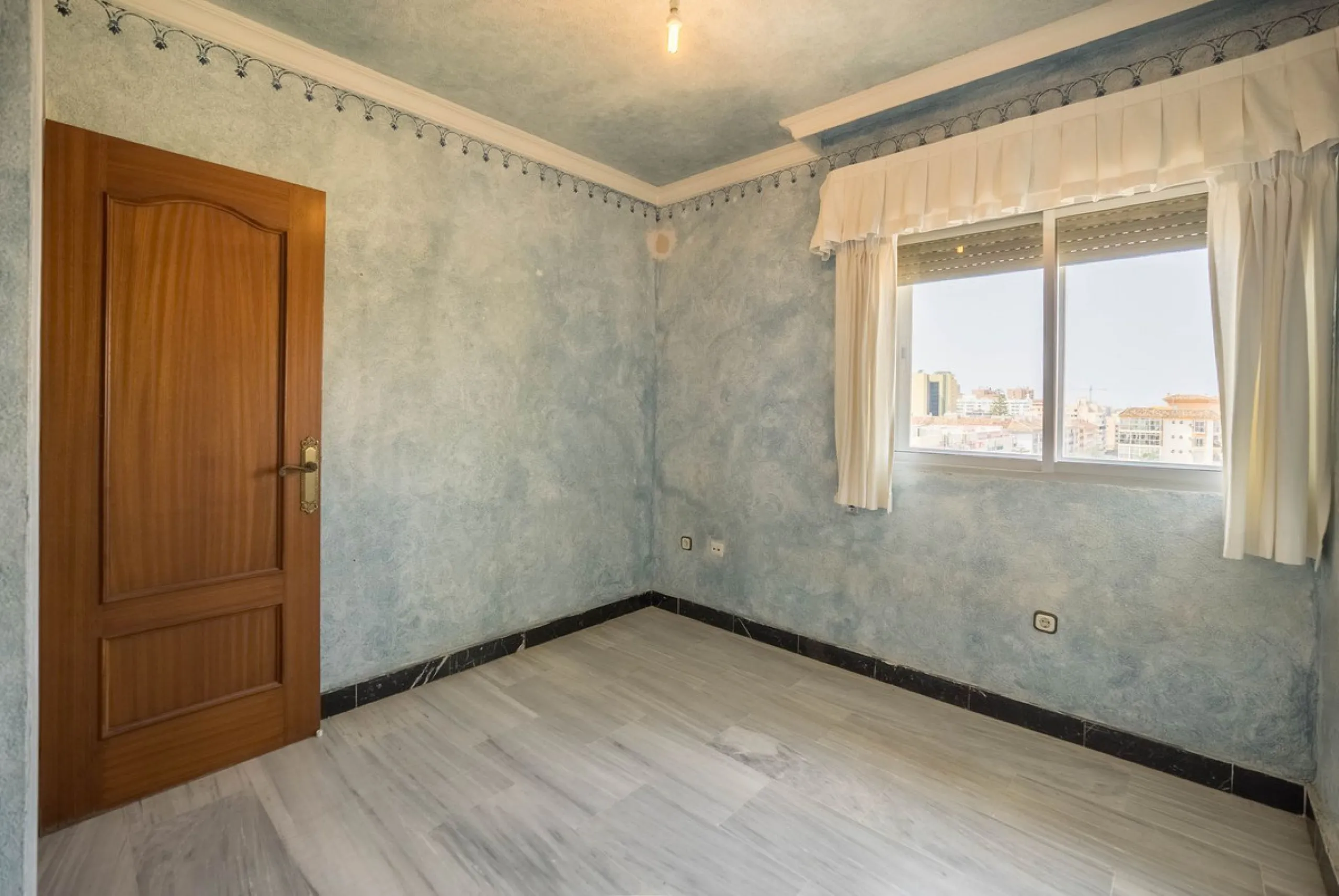 Are you looking for spaciousness, location, and sea views? This exclusive duplex penthouse, located on the seventh floor on Fuengirola's coveted Avenida Ramón y Cajal, has it all.