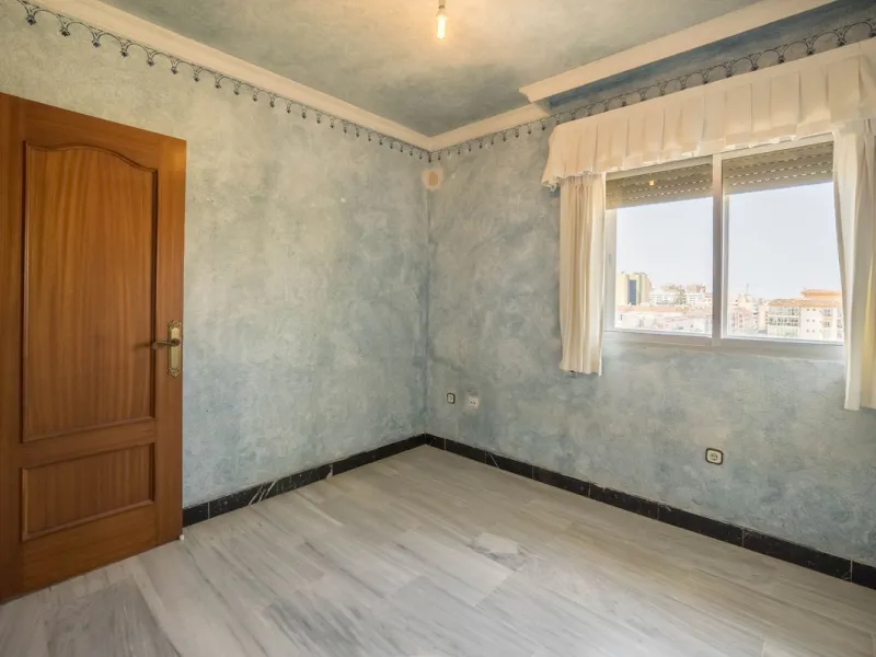 Are you looking for spaciousness, location, and sea views? This exclusive duplex penthouse, located on the seventh floor on Fuengirola's coveted Avenida Ramón y Cajal, has it all.